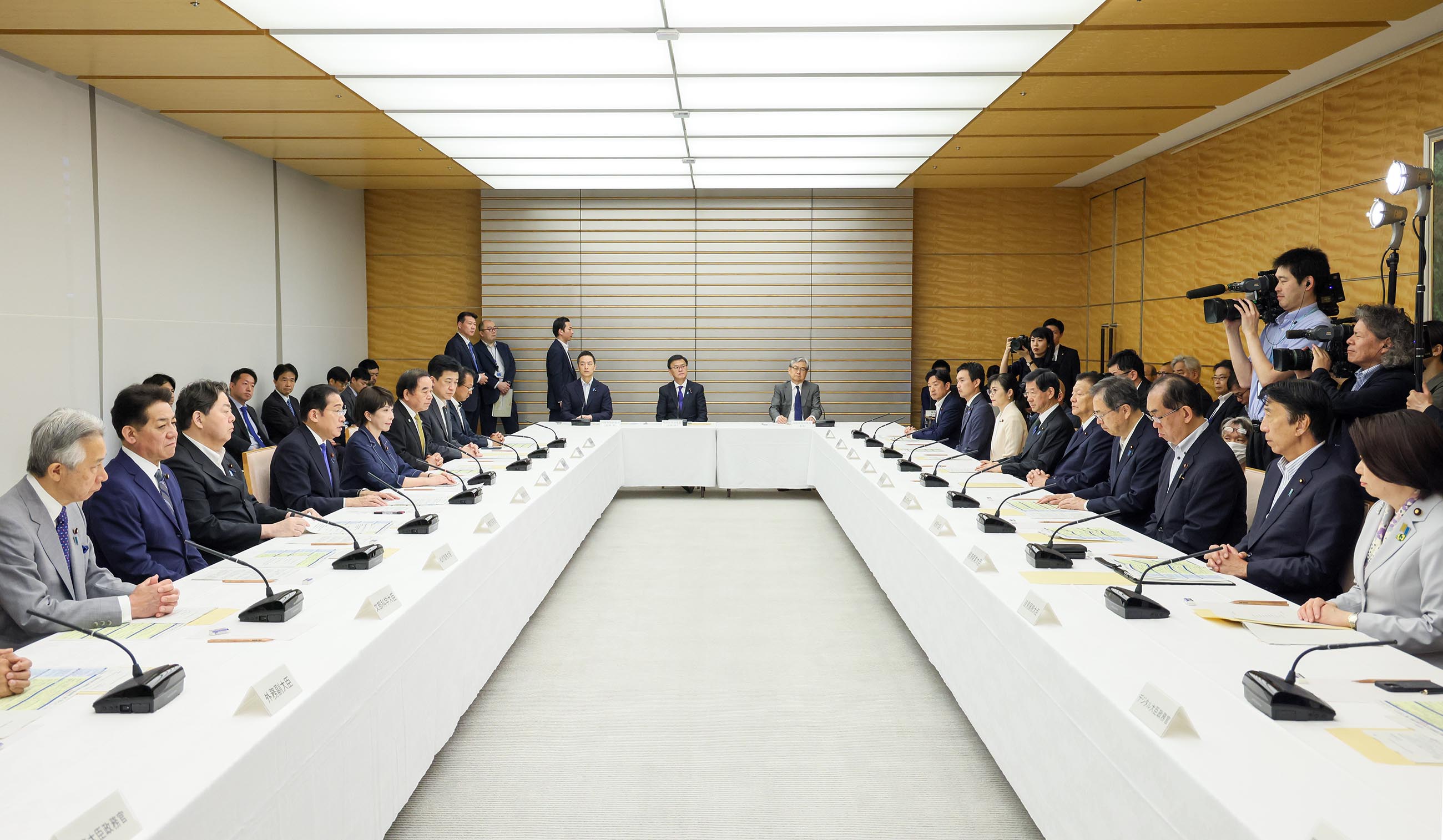 Prime Minister wrapping up a meeting (4)