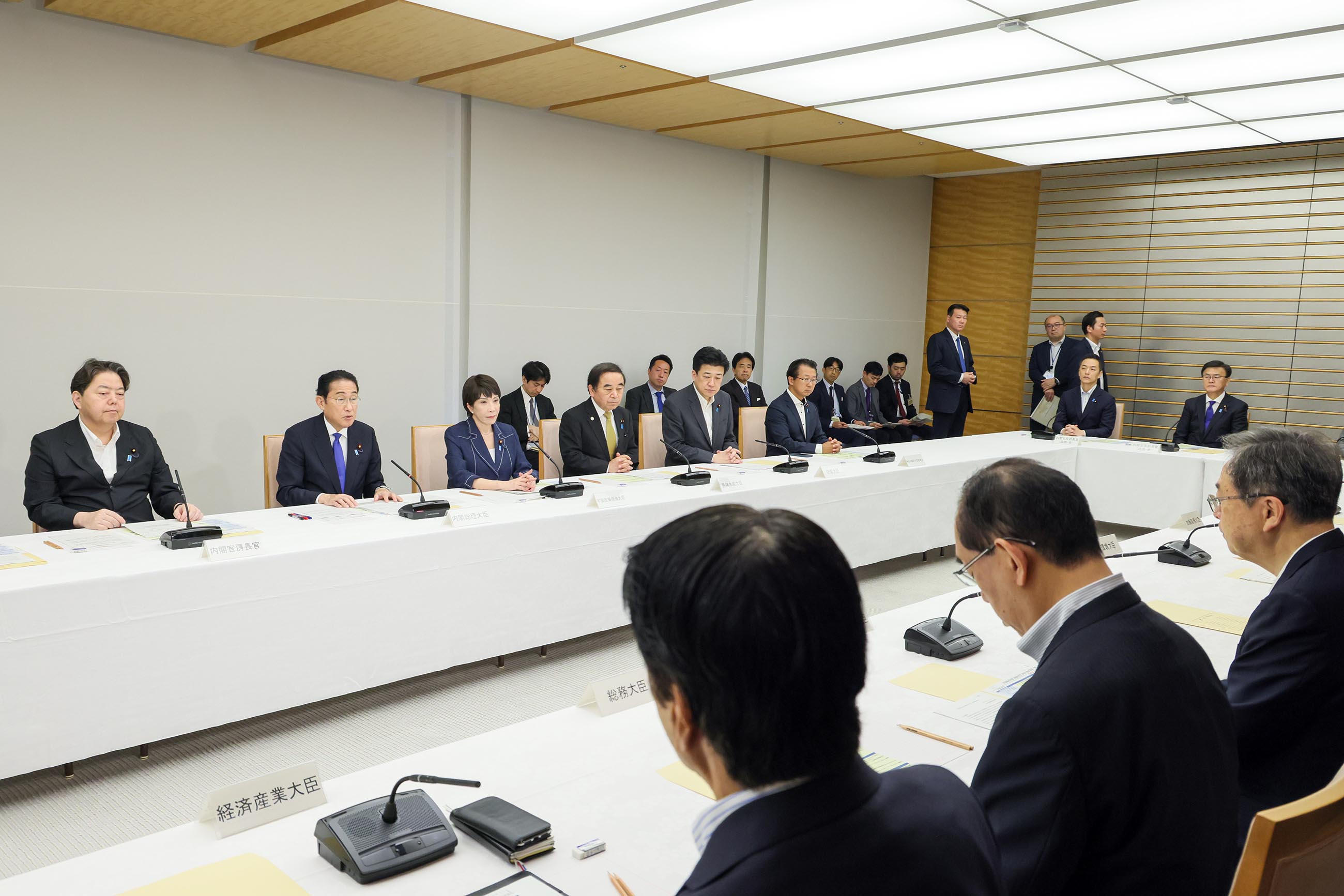 Prime Minister wrapping up a meeting (5)