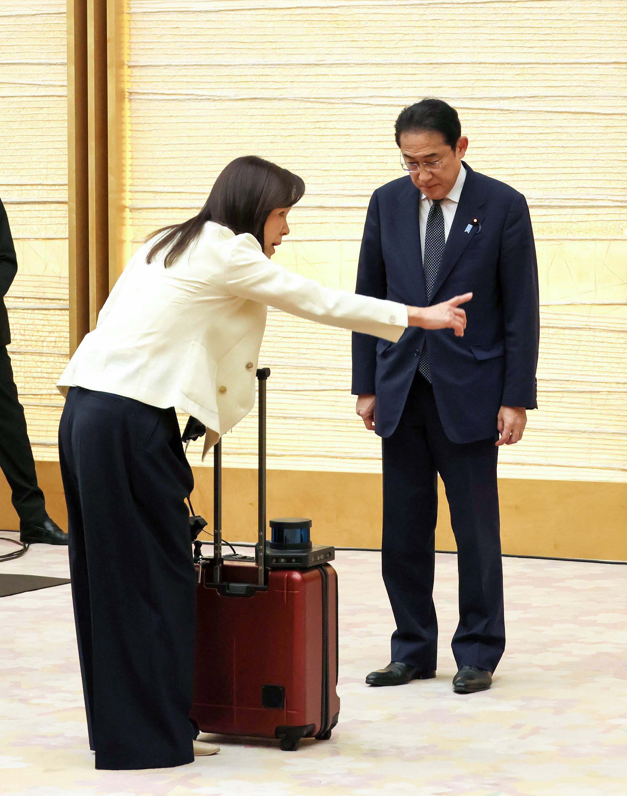 Prime Minister Kishida receiving explanation (1)
