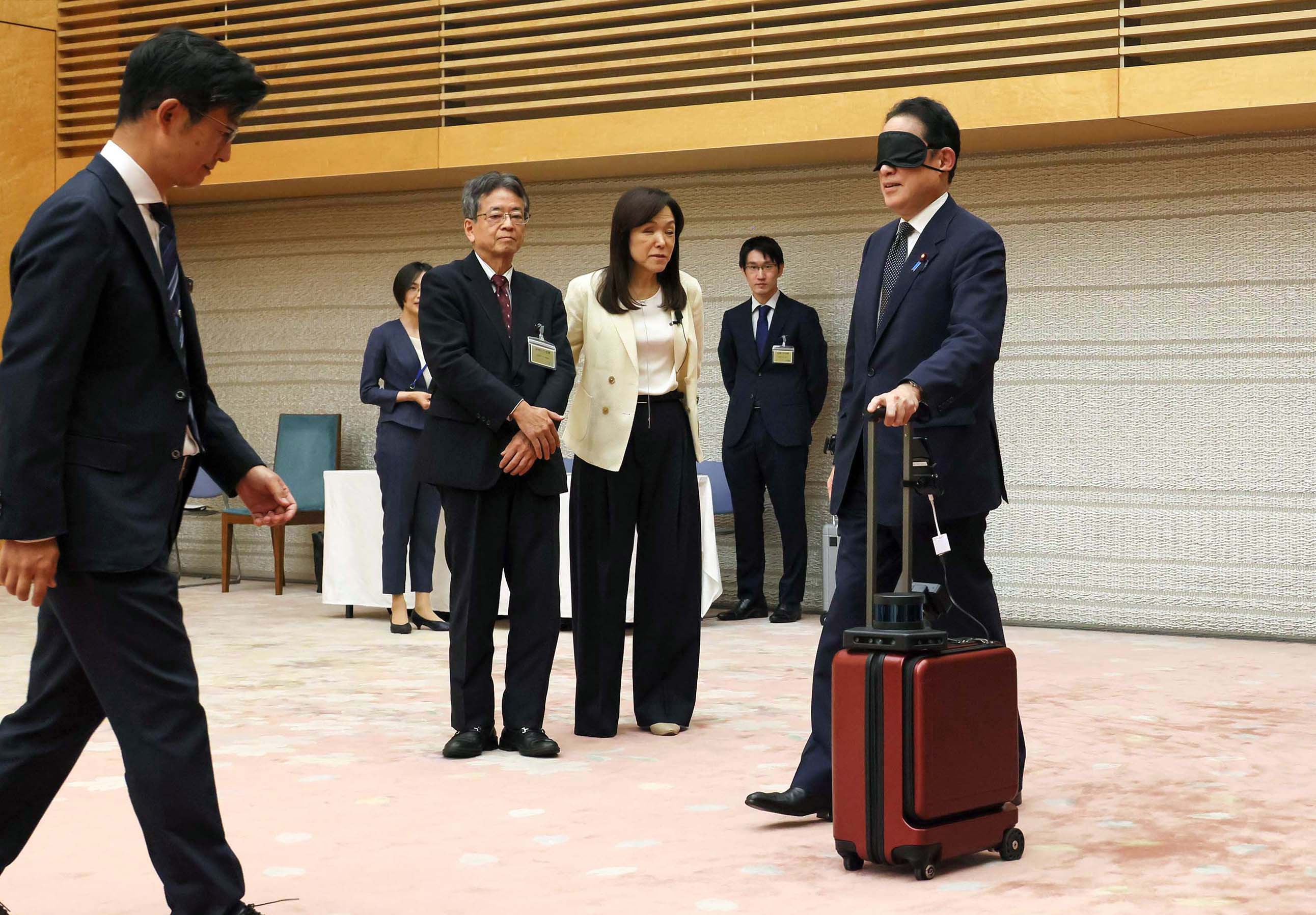 Prime Minister Kishida receiving explanation (2)