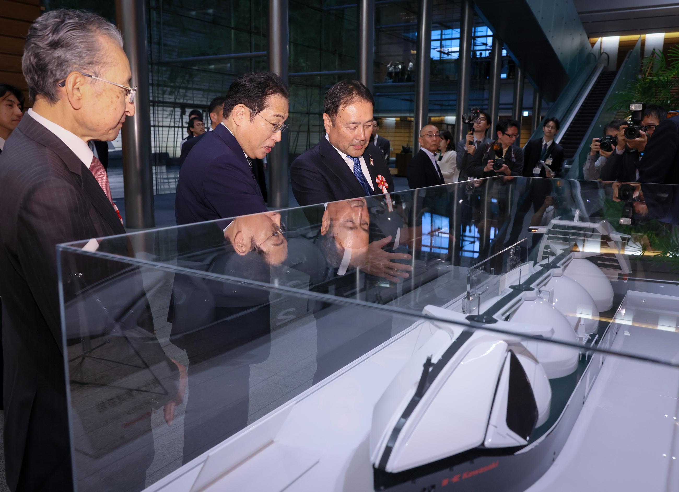 Prime Minister Kishida receiving explanation on a model of a liquid hydrogen carrier