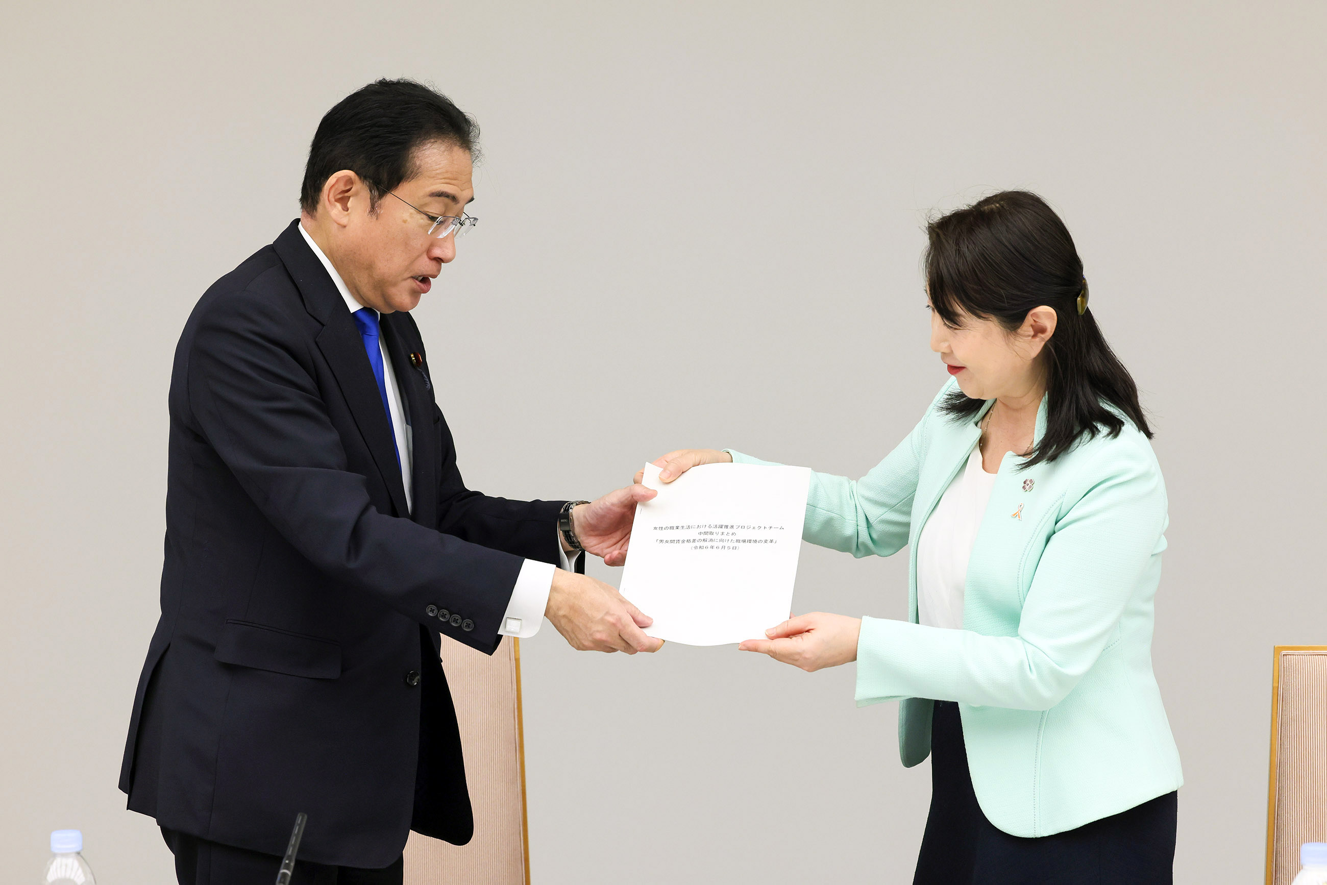 Prime Minister Kishida receiving a mid-term report (1)