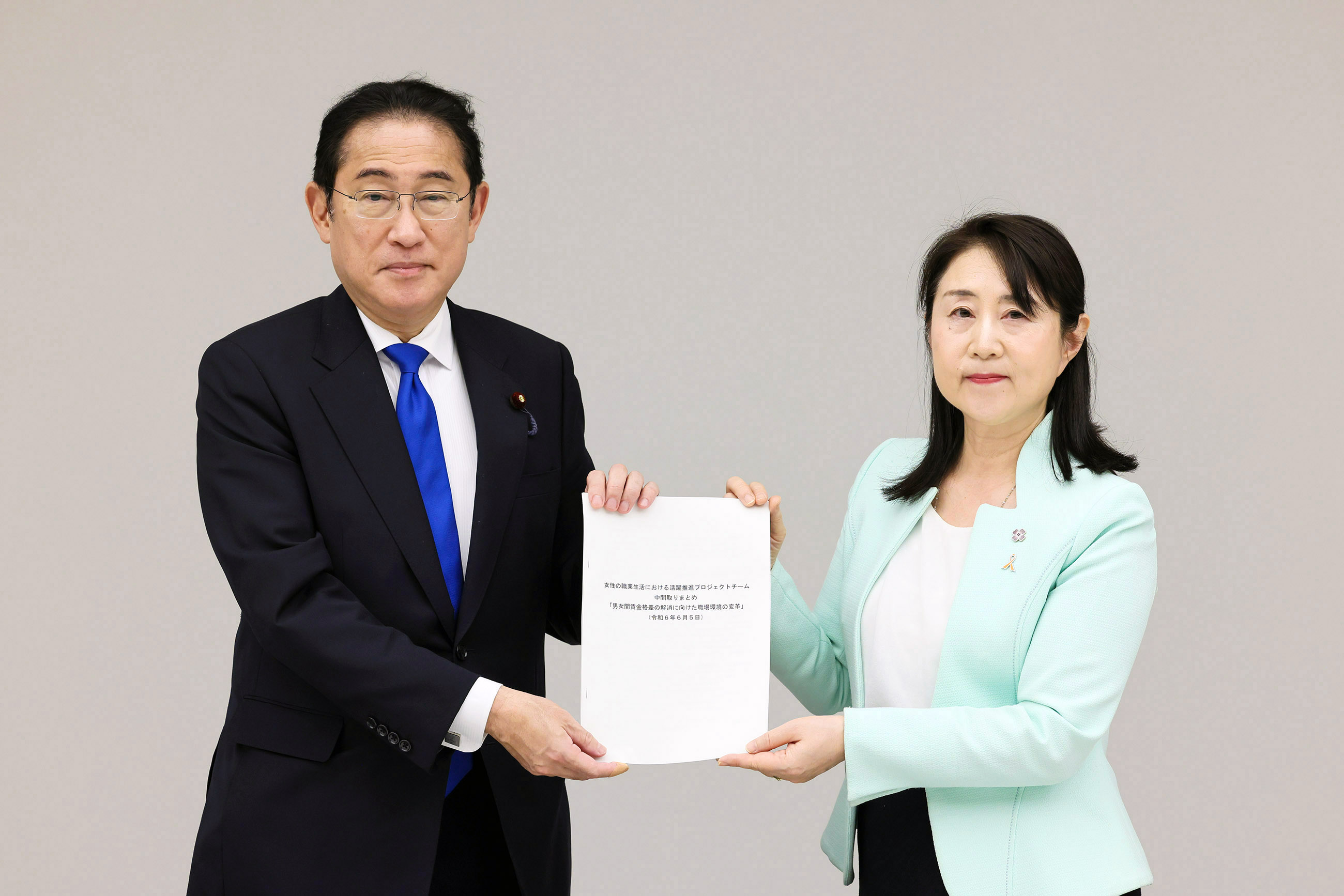 Prime Minister Kishida receiving a mid-term report (2)