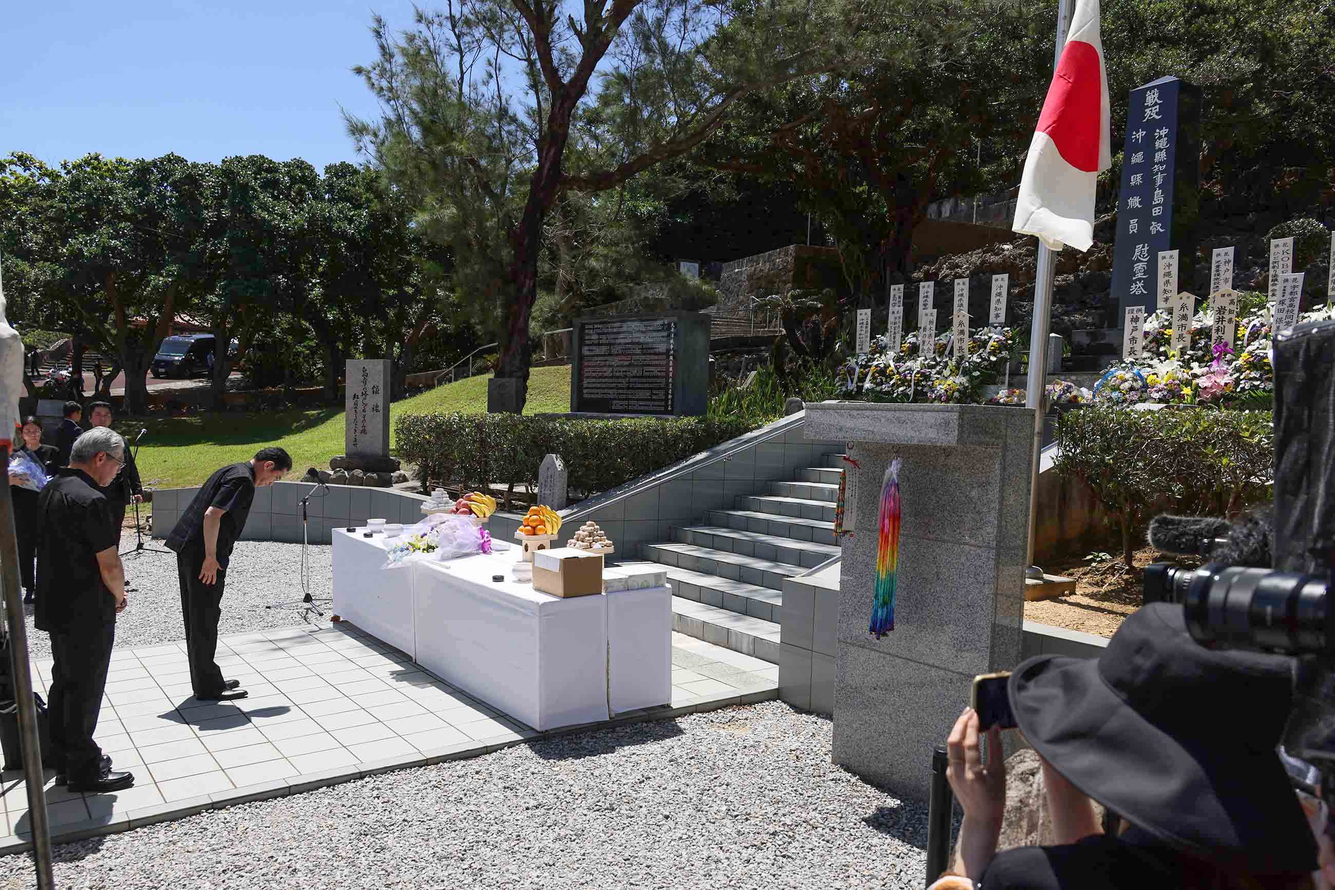 Photograph of the Prime Minister offering flowers at the Shimamori Monument 