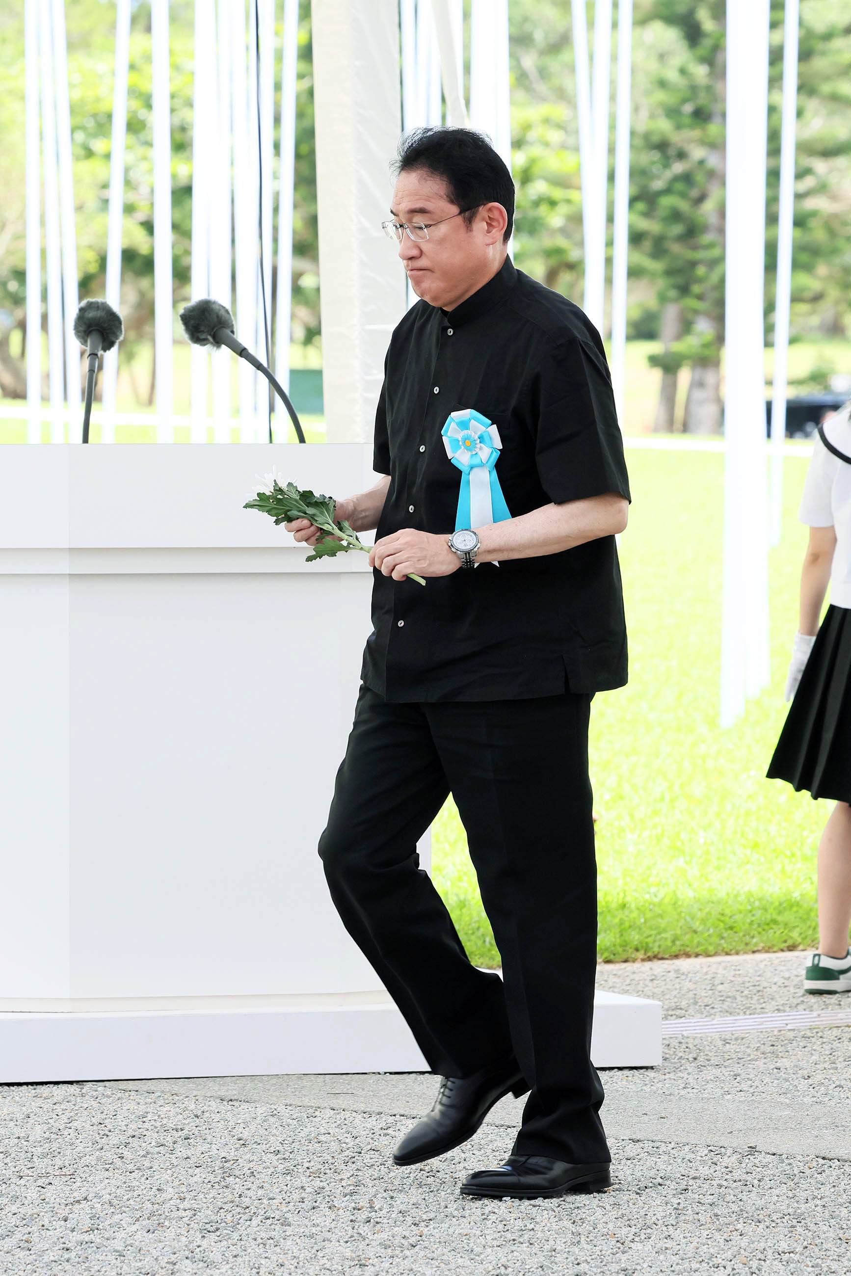 Photograph of the Prime Minister offering a flower at the Memorial Ceremony to Commemorate the Fallen on the 79th Anniversary of the End of the Battle of Okinawa (1)