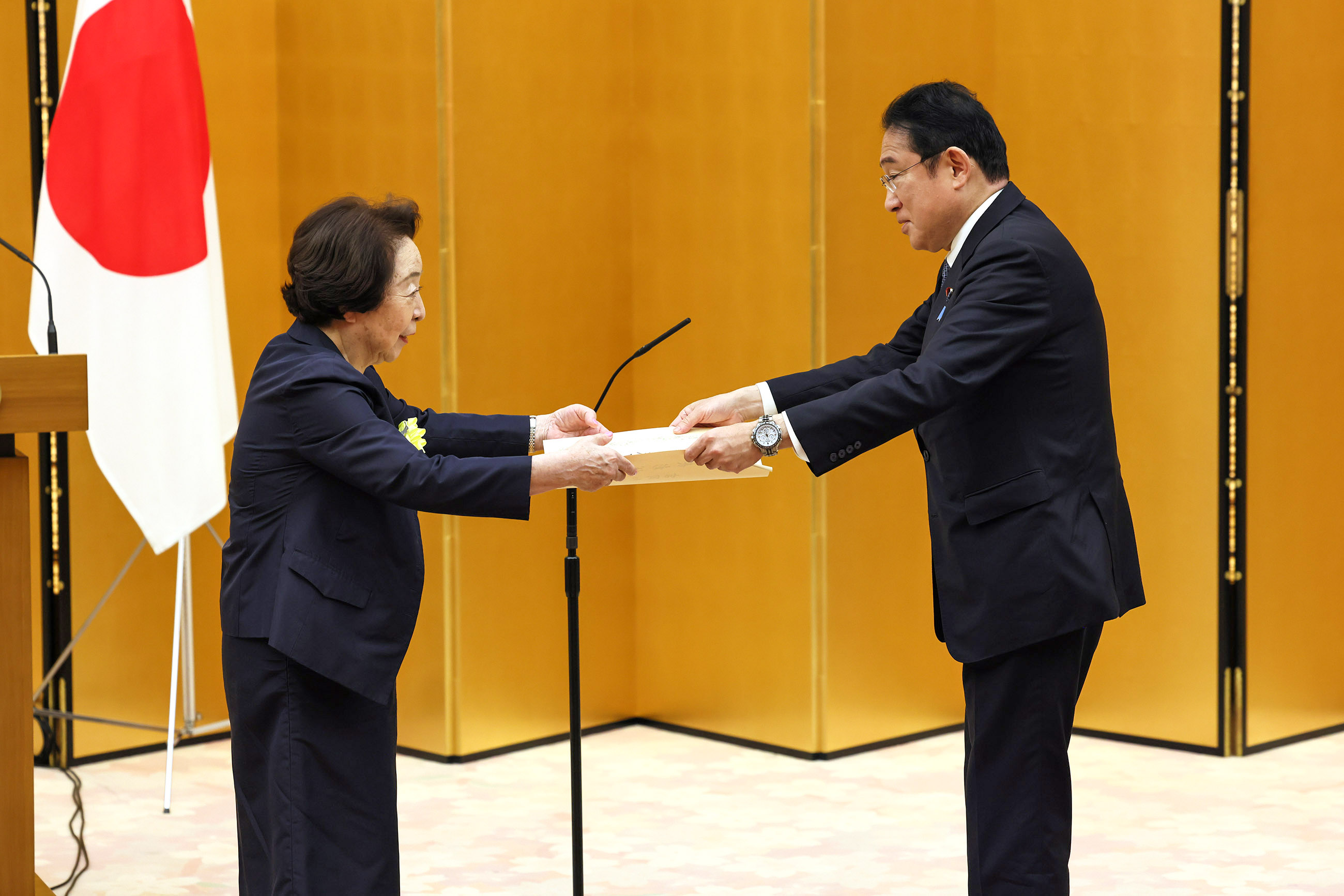 Prime Minister Kishida presenting a certificate of award 