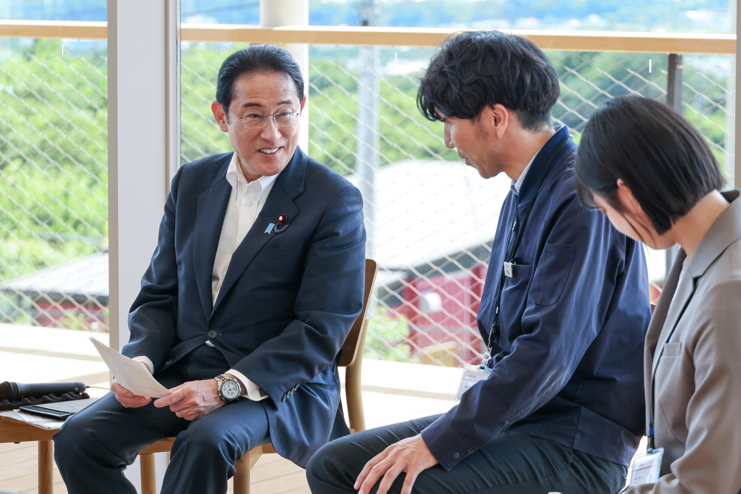 Prime Minister Kishida exchanging views (3)