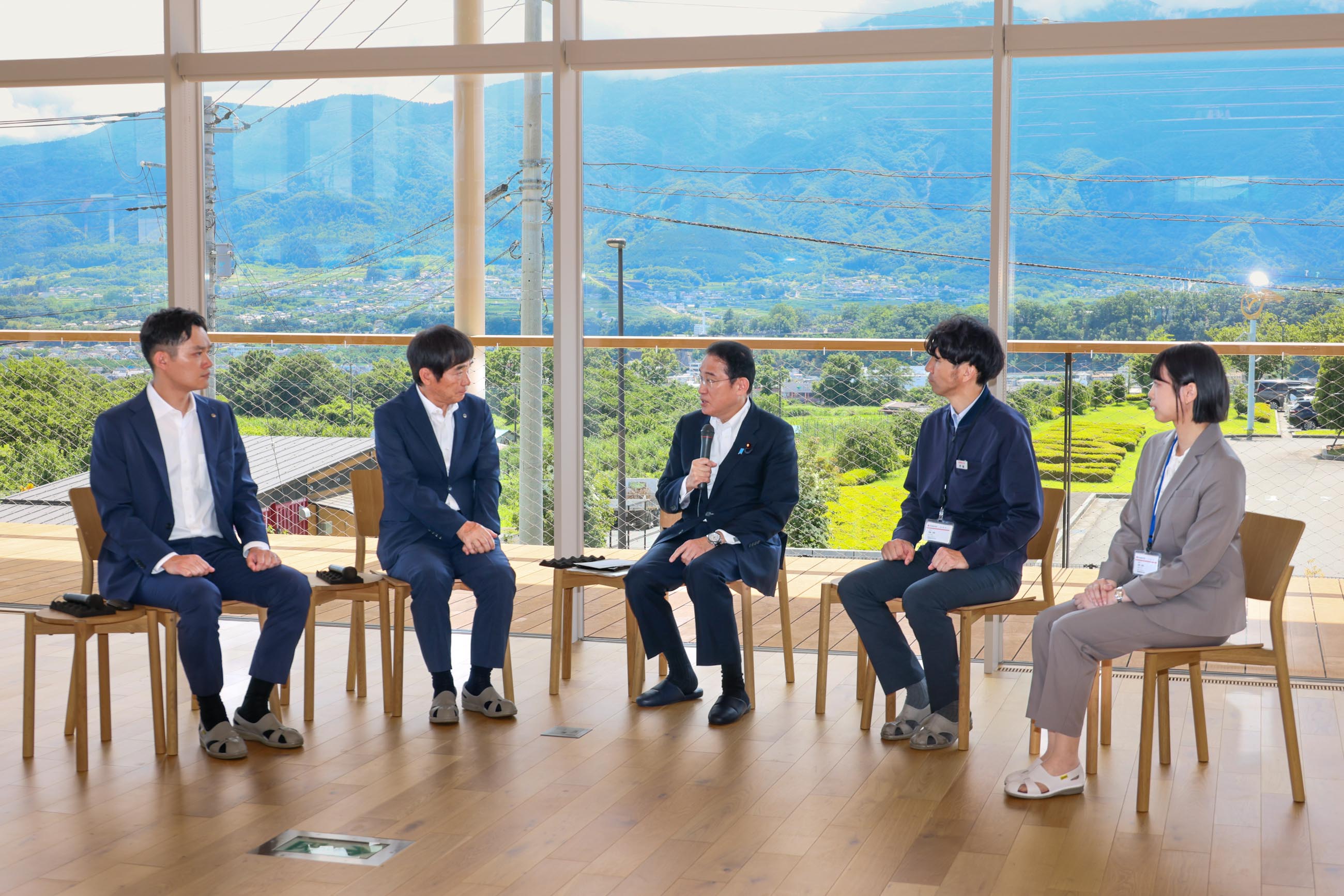 Prime Minister Kishida exchanging views (4)