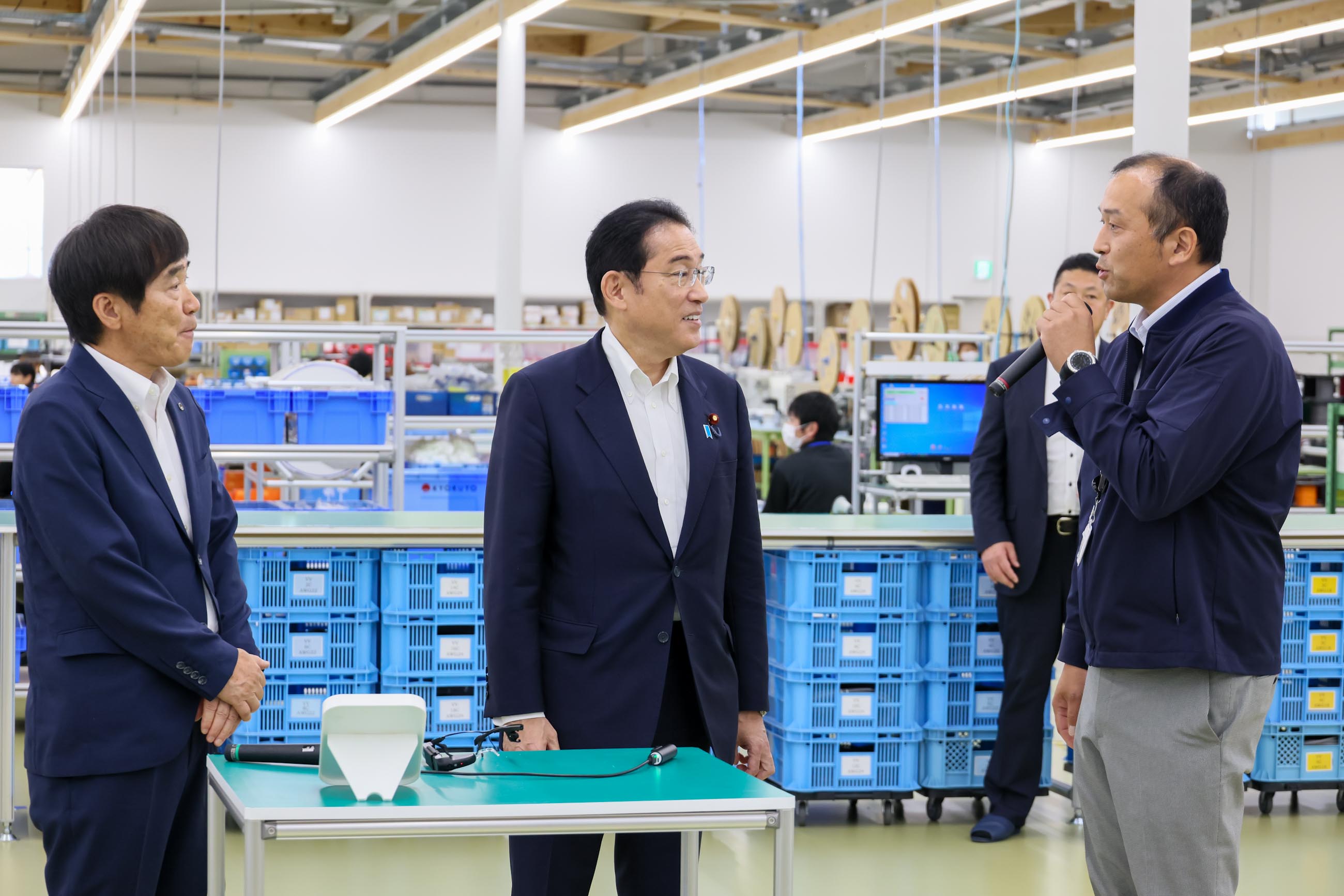 Prime Minister Kishida visiting a manufacturer of electronic parts (3)
