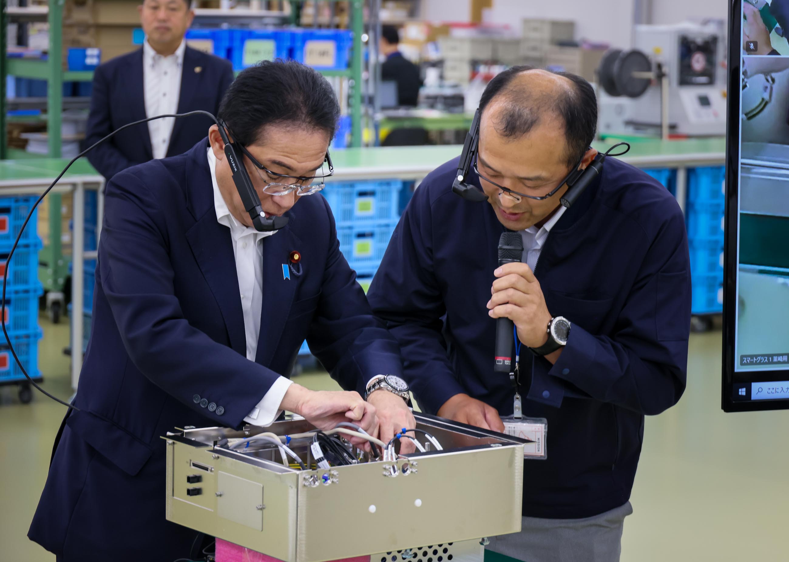 Prime Minister Kishida visiting a manufacturer of electronic parts (4)