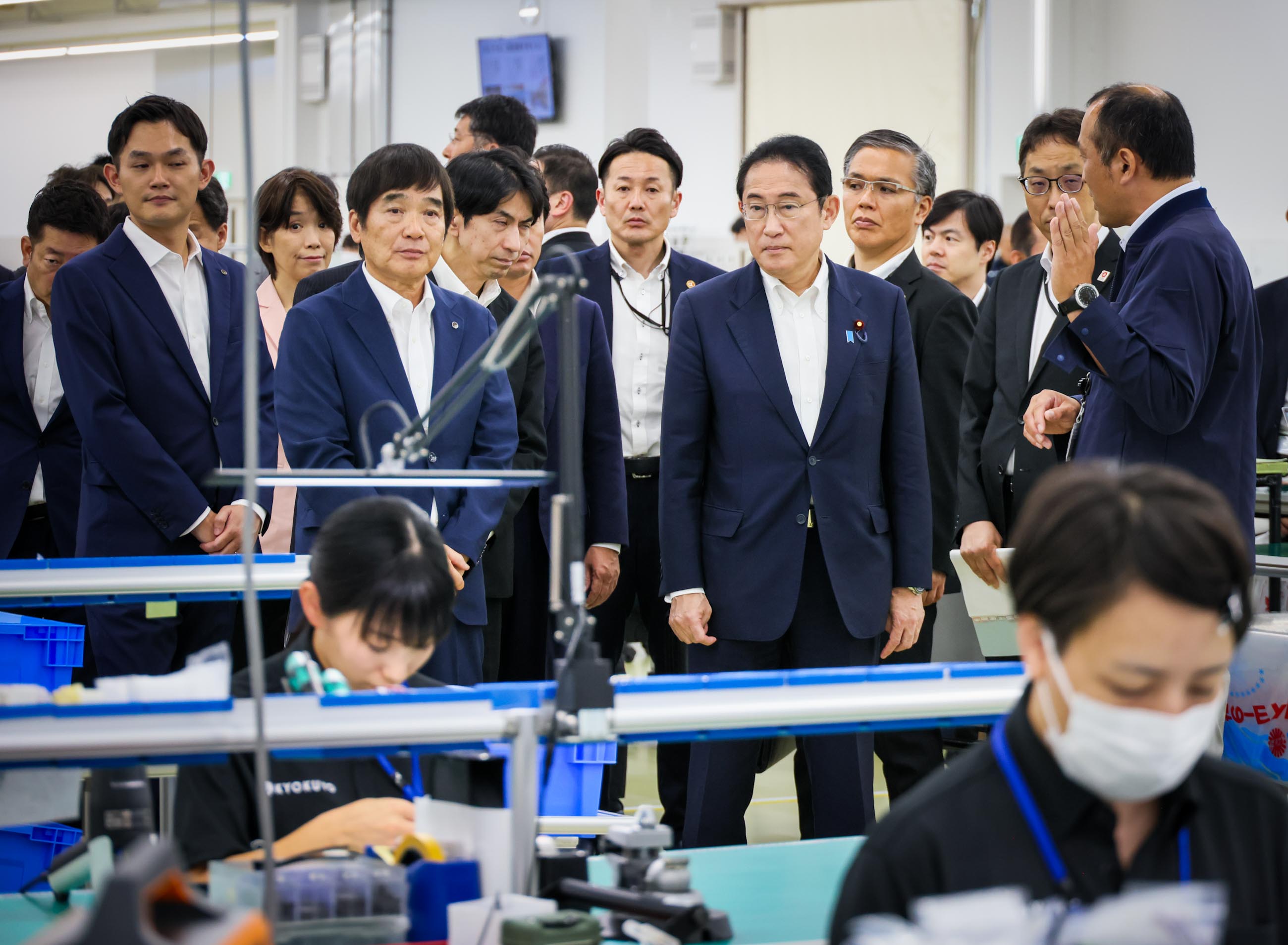 Prime Minister Kishida visiting a manufacturer of electronic parts (5)
