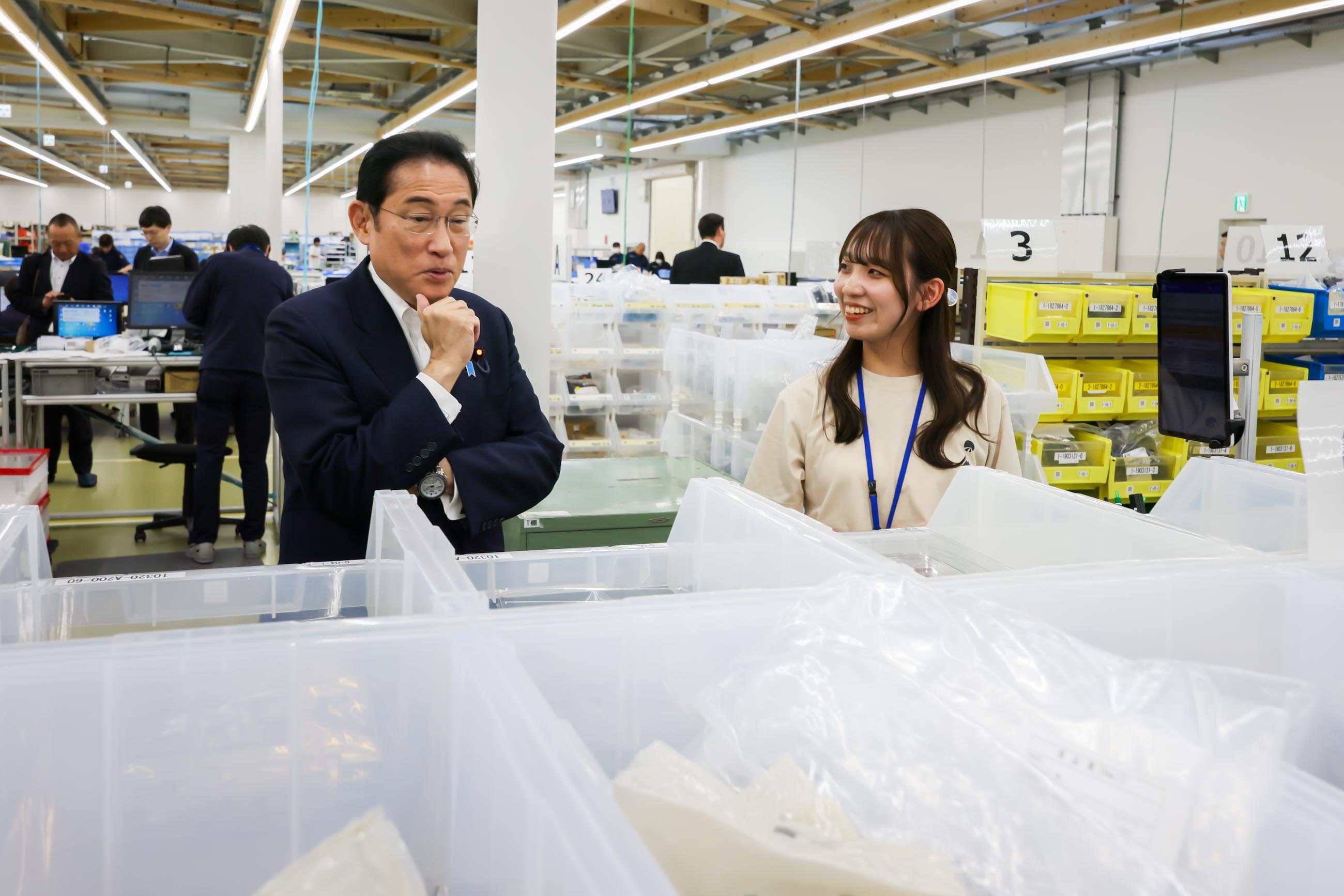 Prime Minister Kishida visiting a manufacturer of electronic parts (6)