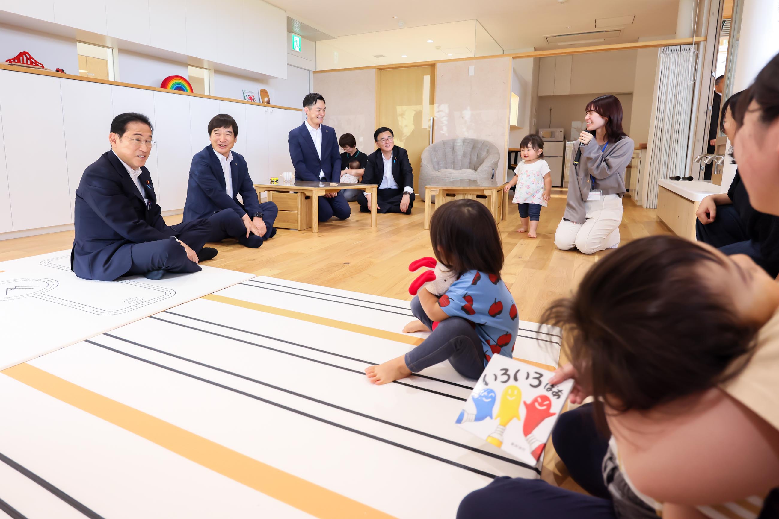 Prime Minister Kishida visiting a manufacturer of electronic parts (7)