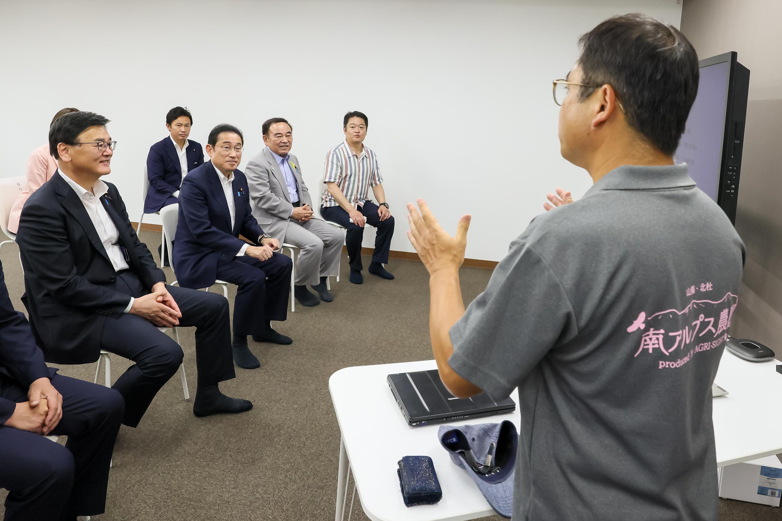 Prime Minister Kishida being briefed at a tomato growing company (1)