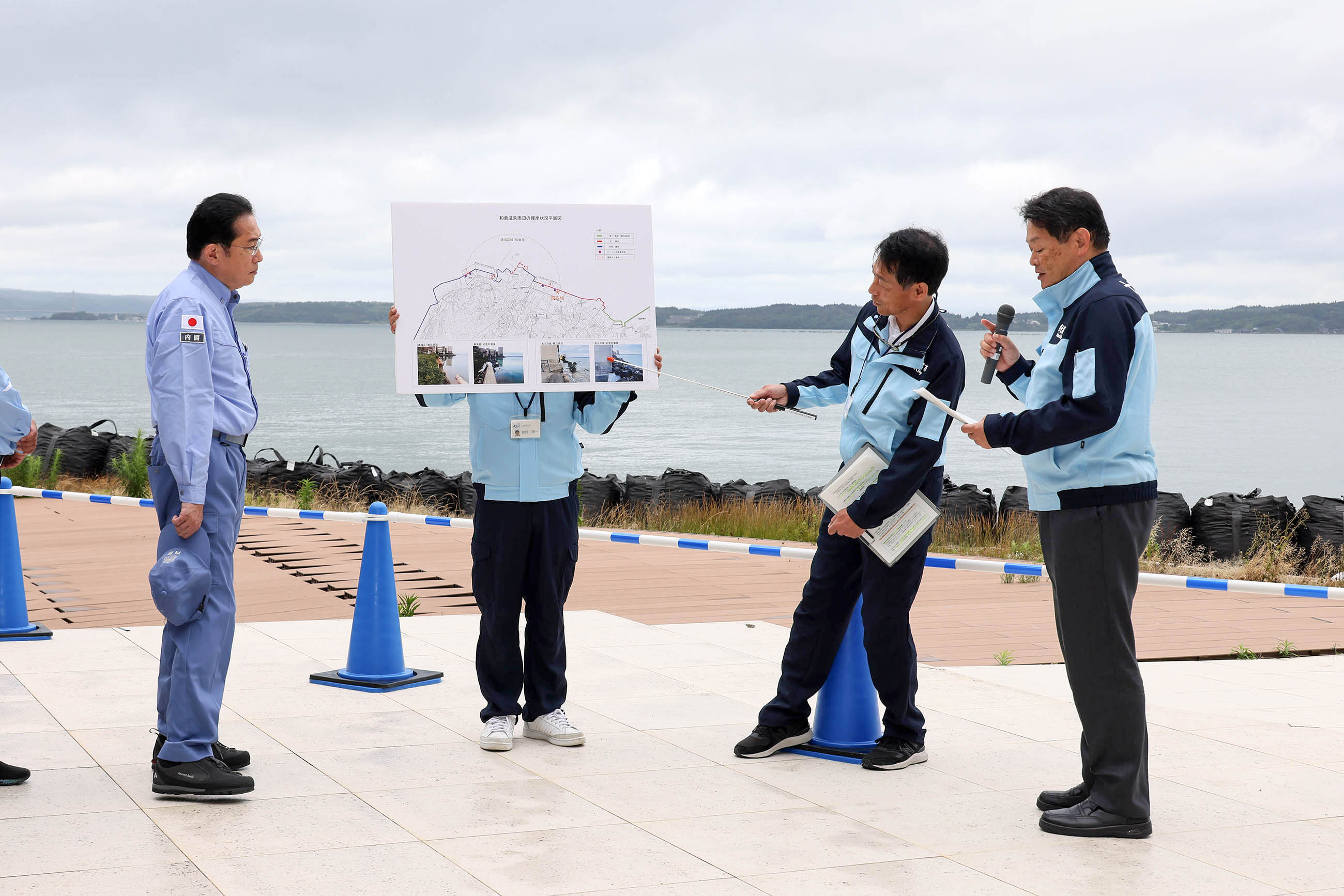 Prime Minister Kishida observing reconstruction (4)