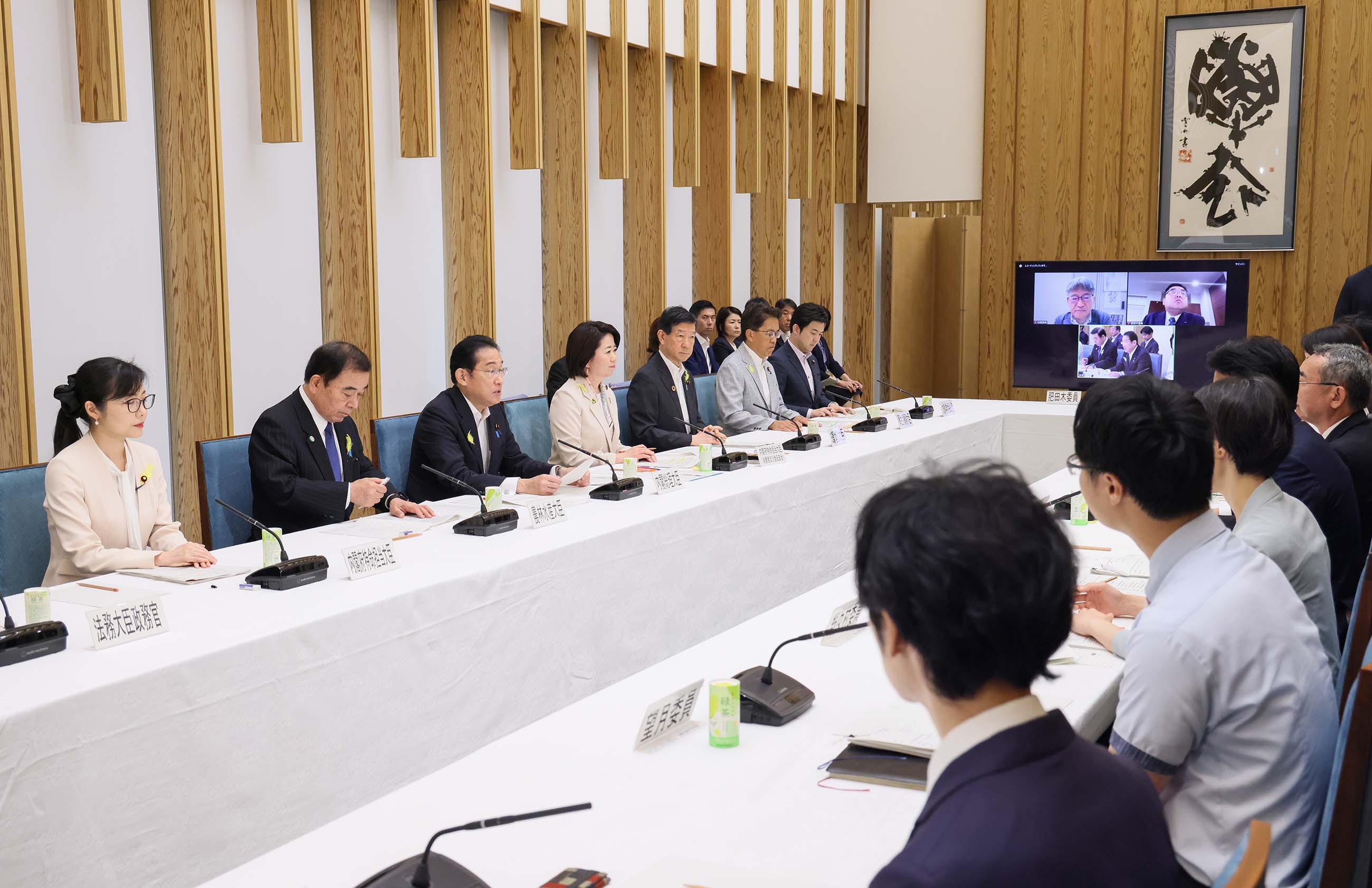 Prime Minister Kishida wrapping up a meeting (2)