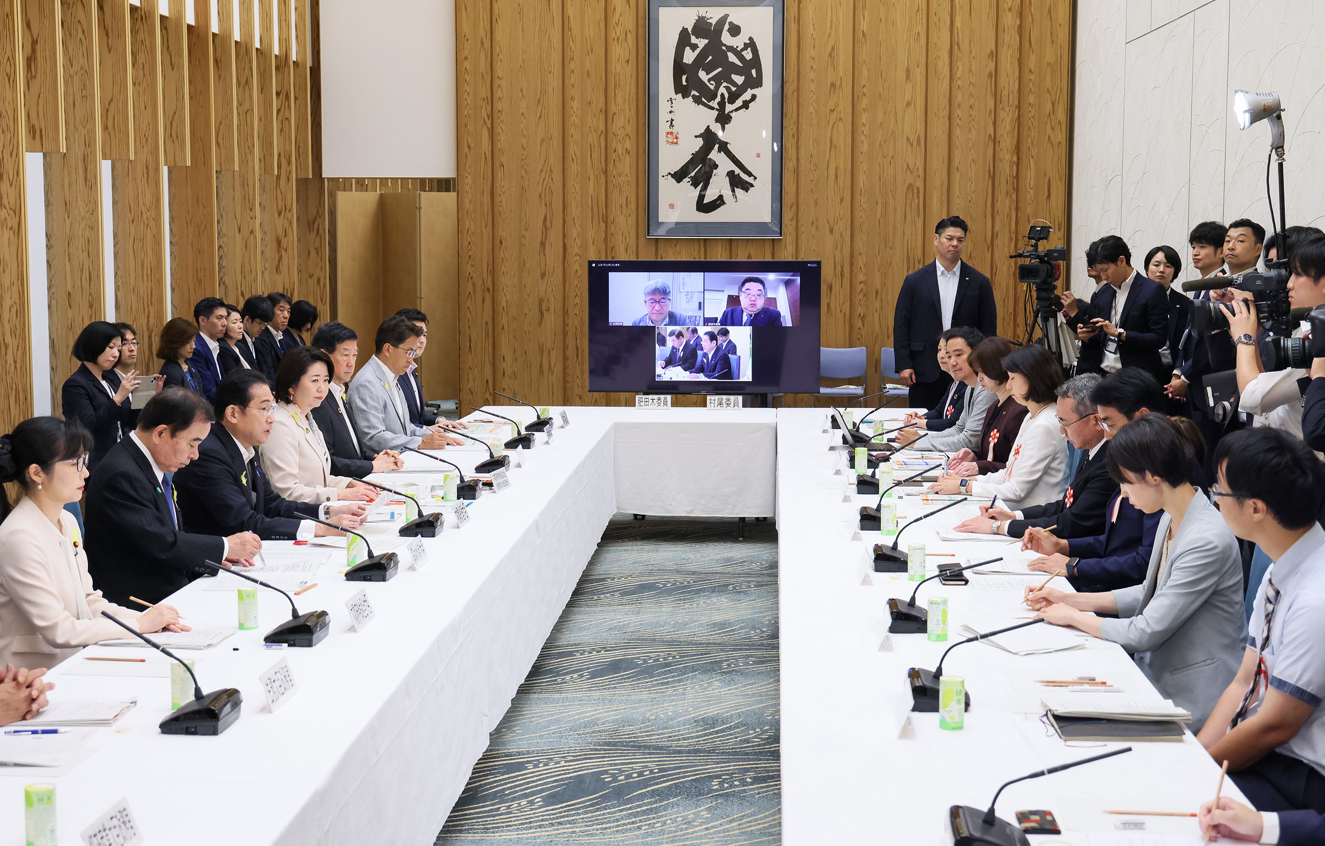 Prime Minister Kishida wrapping up a meeting (3)