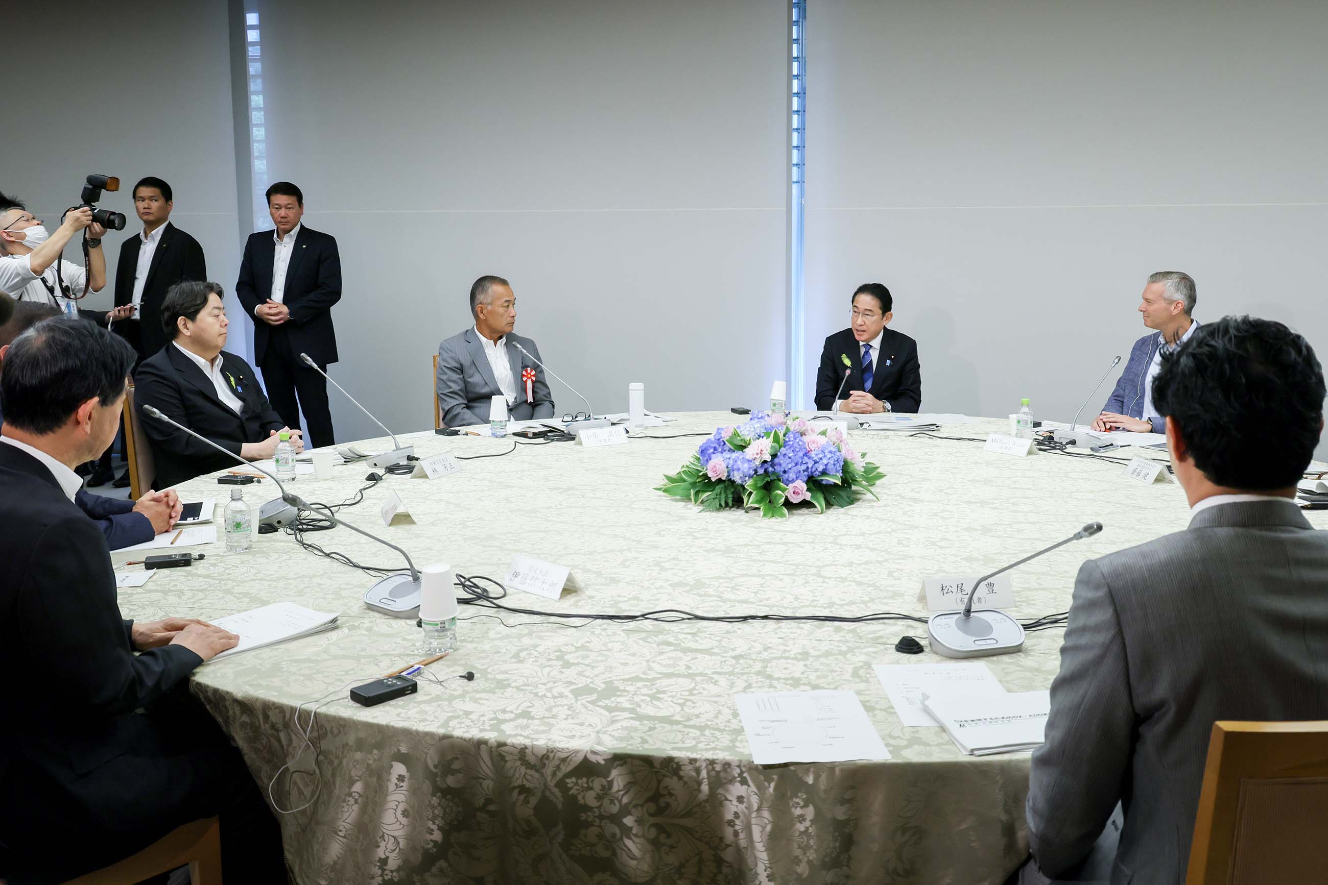 Prime Minister Kishida exchanging views (3)