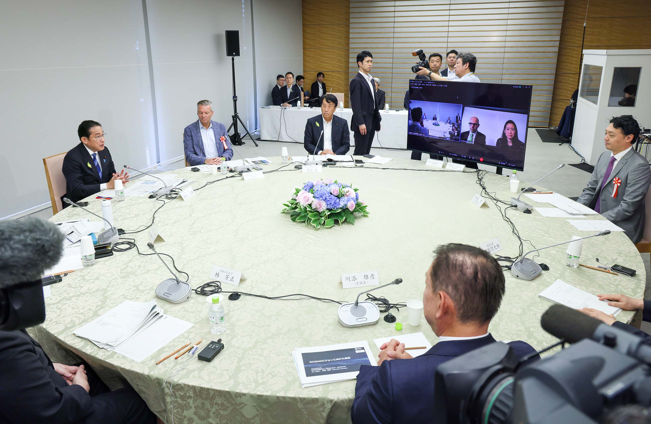 Prime Minister Kishida exchanging views (4)