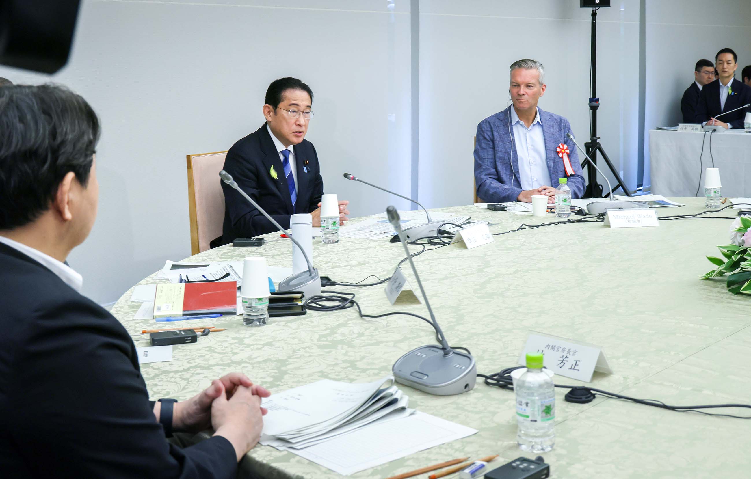 Prime Minister Kishida exchanging views (5)