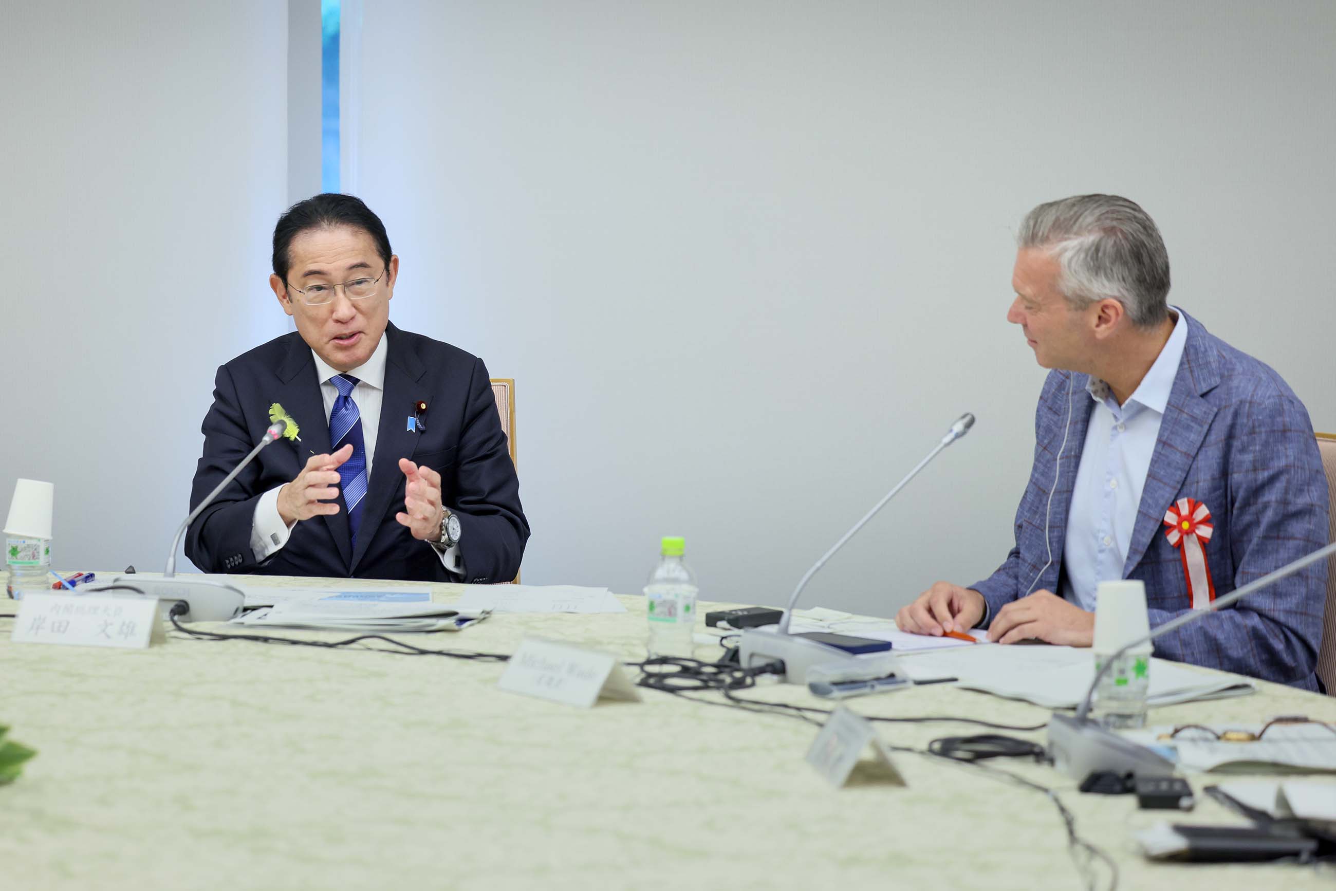 Prime Minister Kishida exchanging views (6)