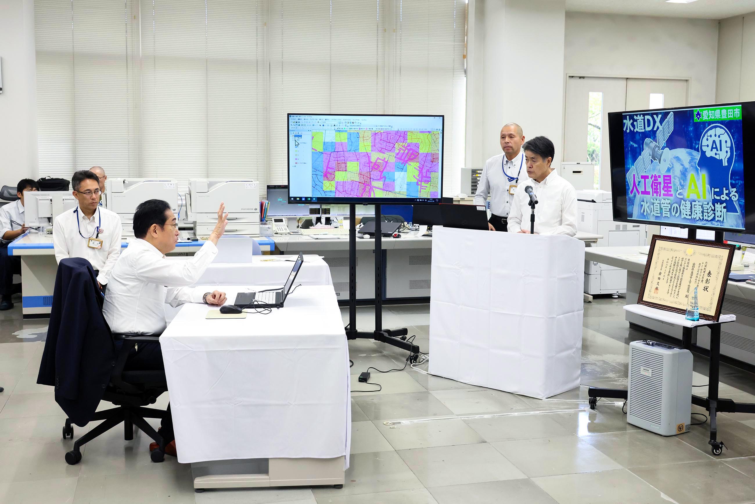 Prime Minister Kishida visiting a water supply operation center (2)