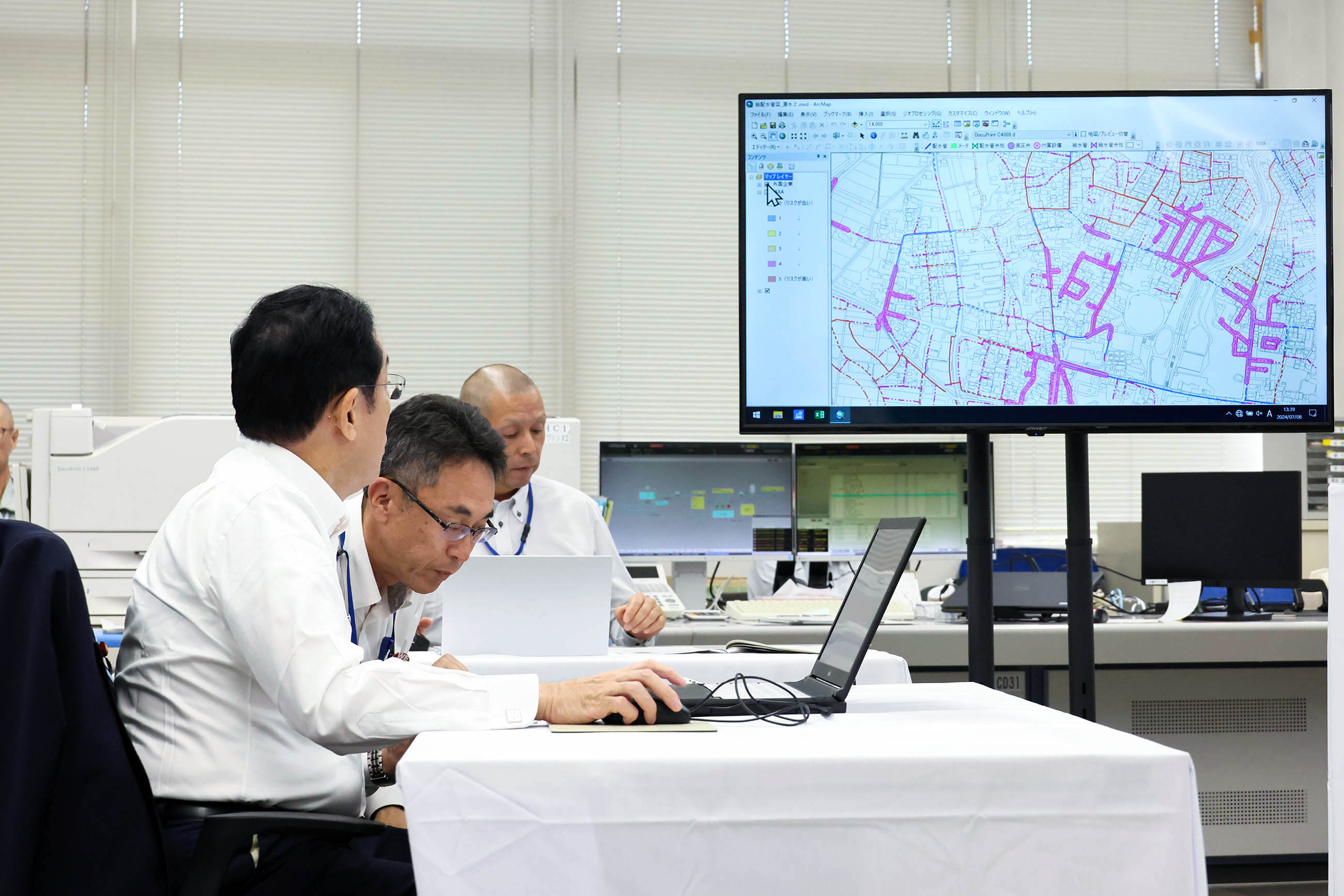 Prime Minister Kishida visiting a water supply operation center (4)
