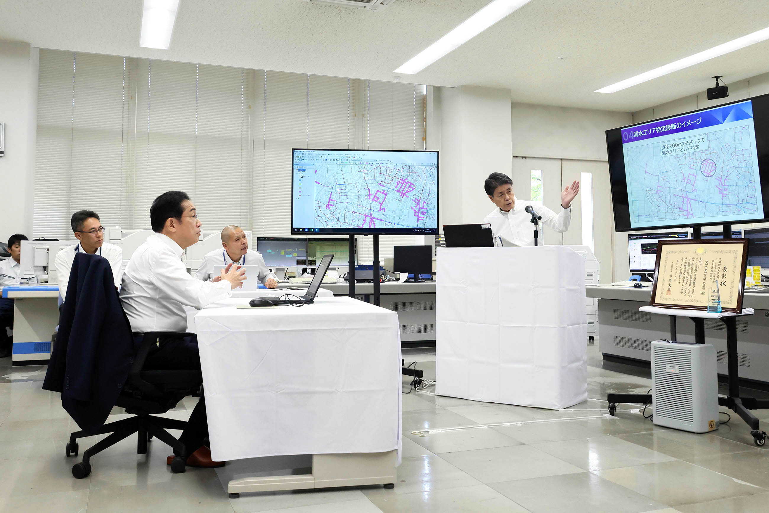 Prime Minister Kishida visiting a water supply operation center (5)