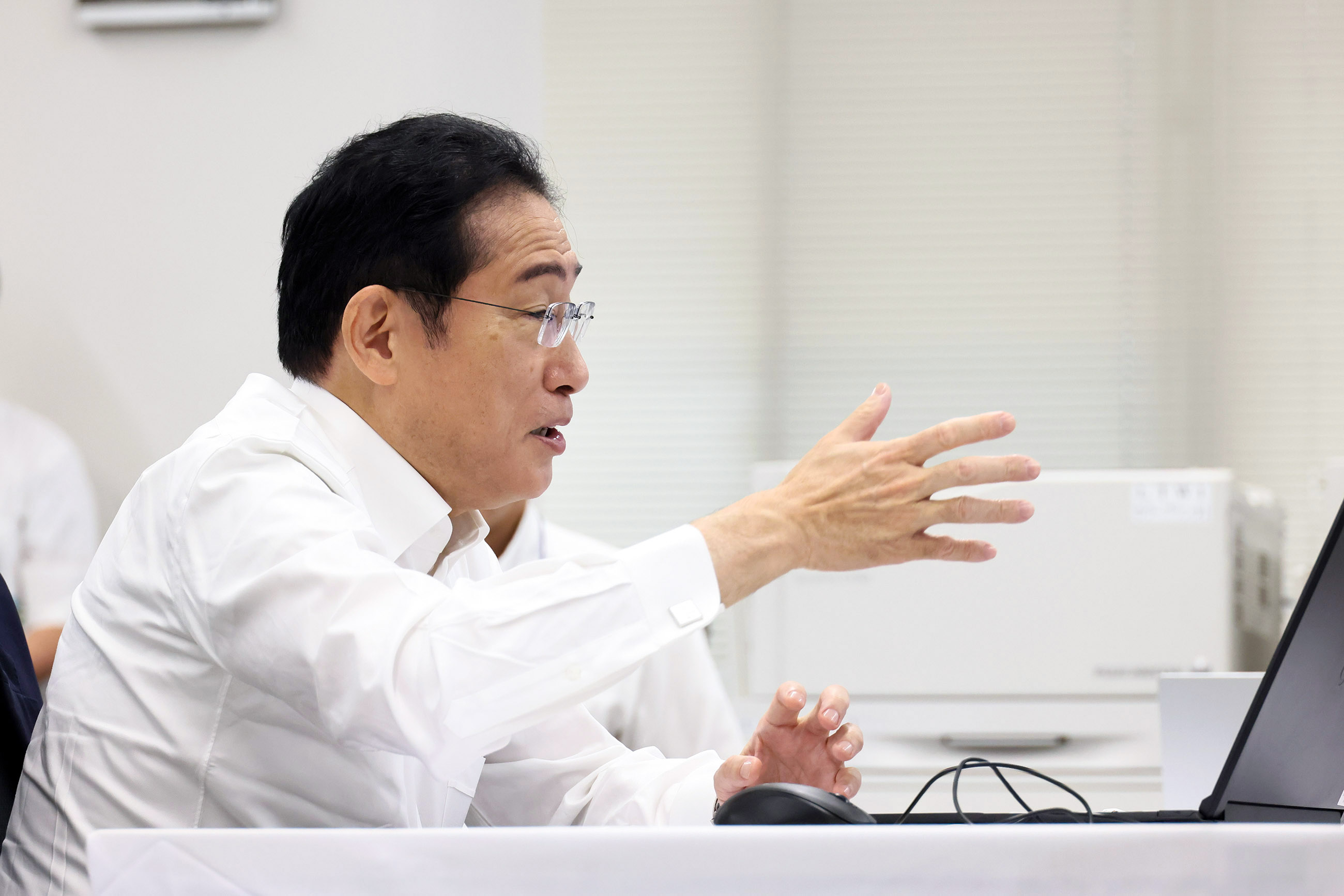 Prime Minister Kishida visiting a water supply operation center (6)