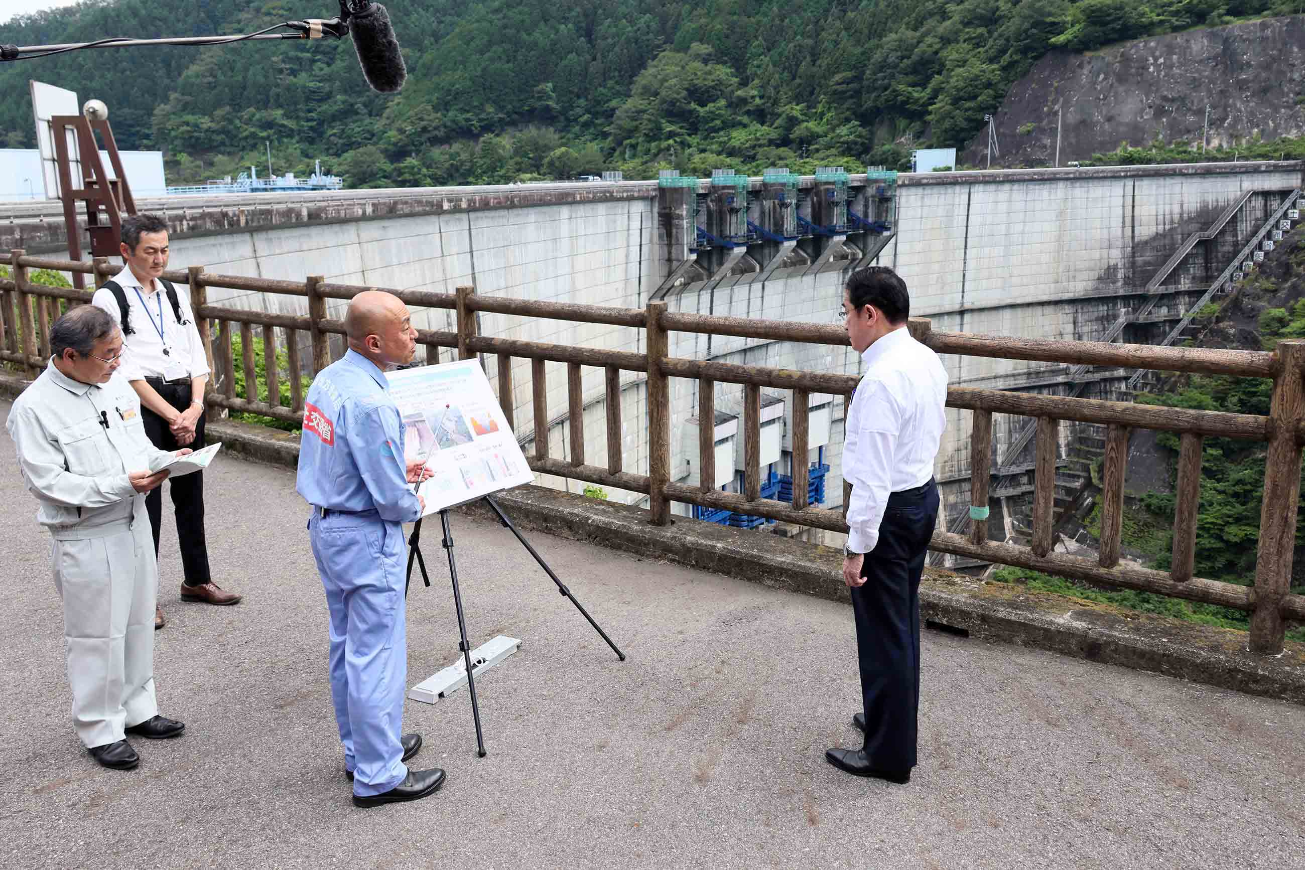 Prime Minister Kishida visiting the Yahagi Dam (2) 