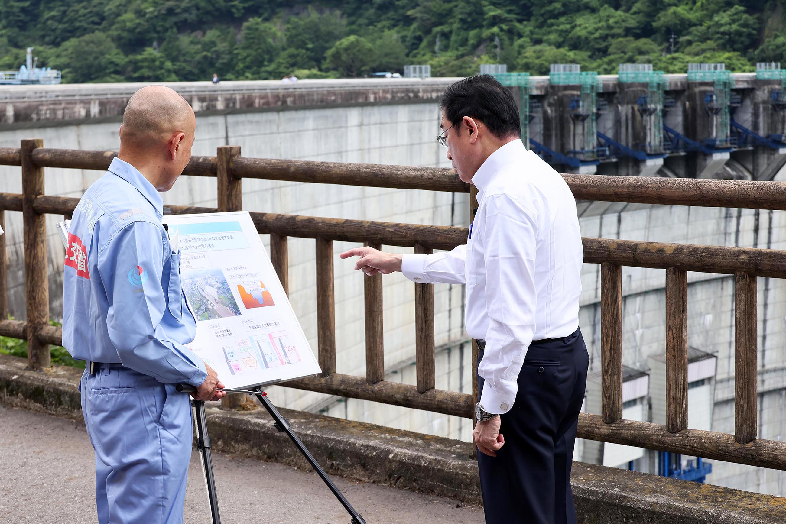 Prime Minister Kishida visiting the Yahagi Dam (3) 