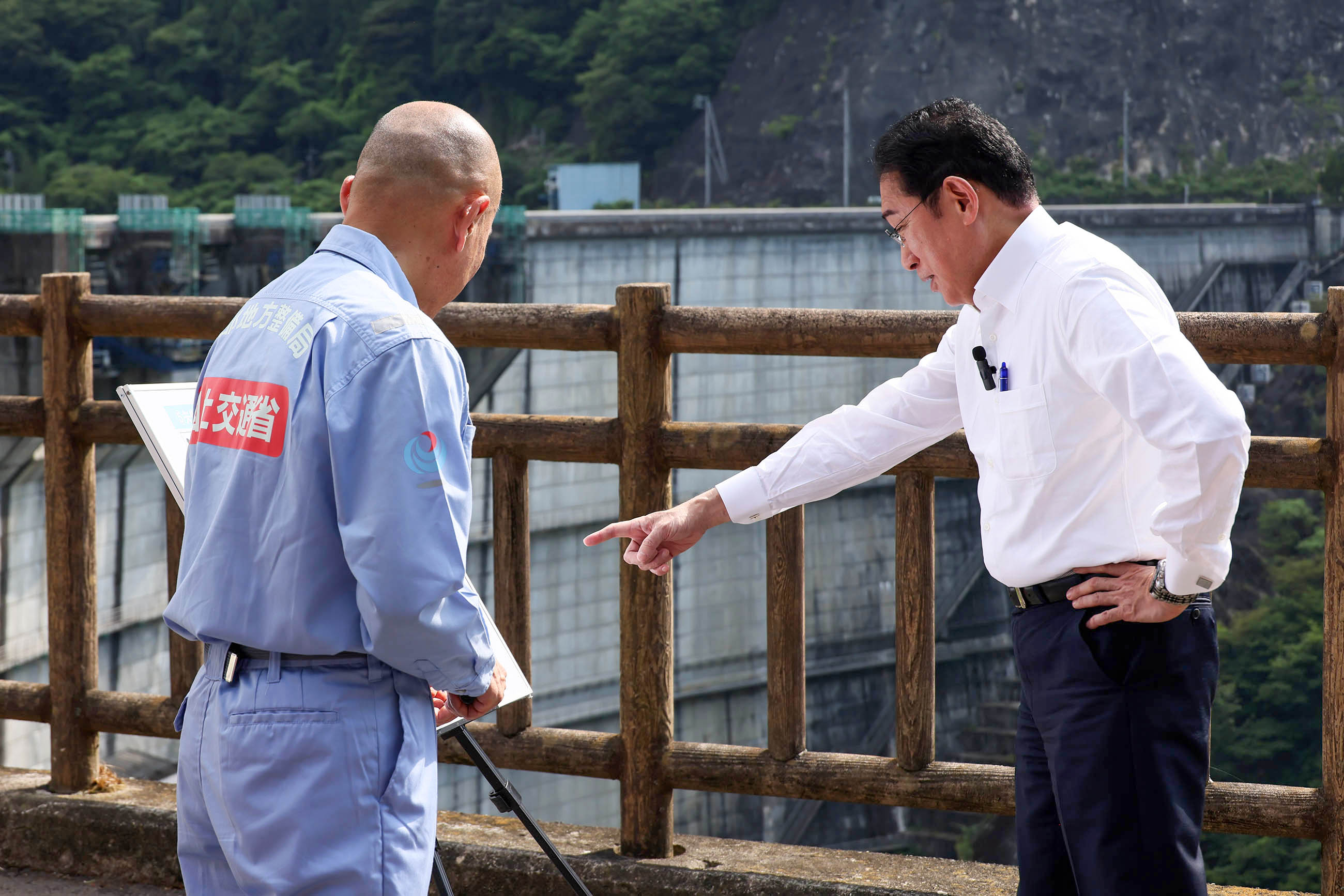 Prime Minister Kishida visiting the Yahagi Dam (4) 