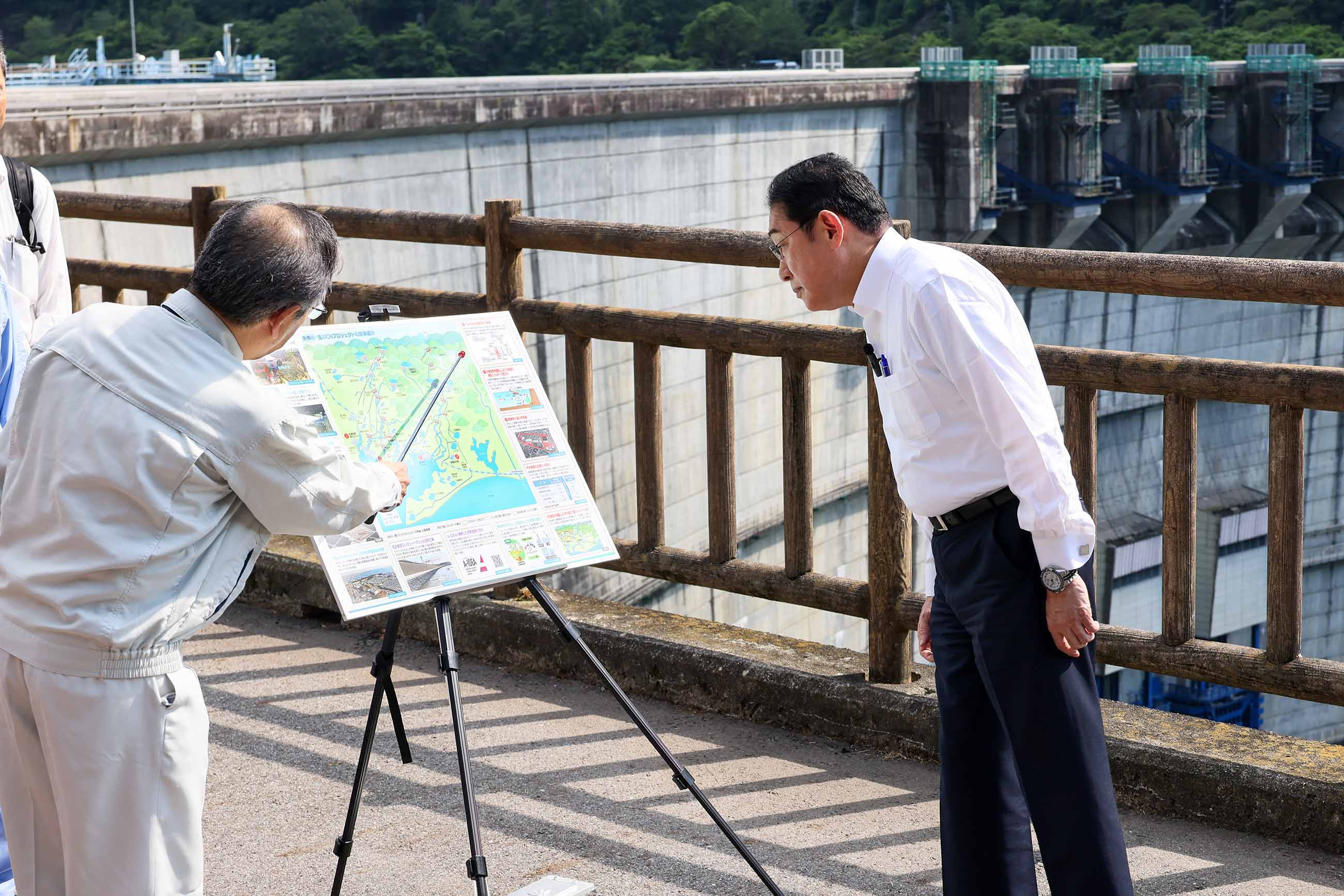 Prime Minister Kishida visiting the Yahagi Dam (5) 