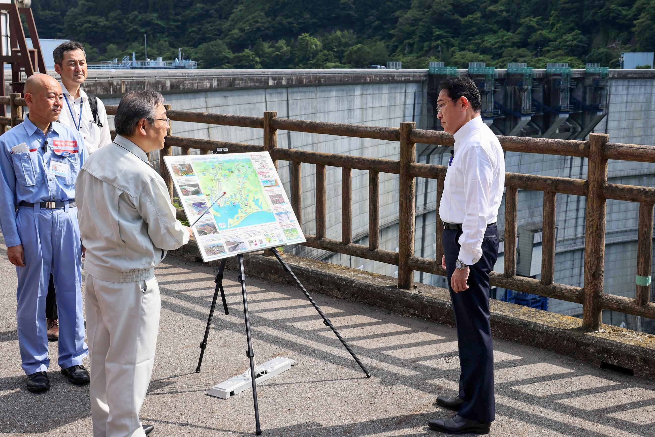 Prime Minister Kishida visiting the Yahagi Dam (6) 