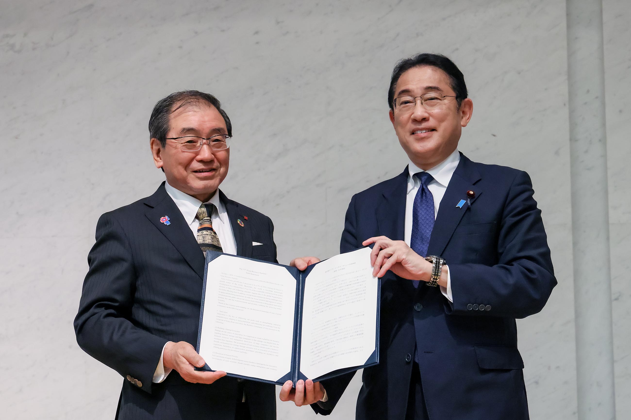 Prime Minister Kishida receiving a proposal 
