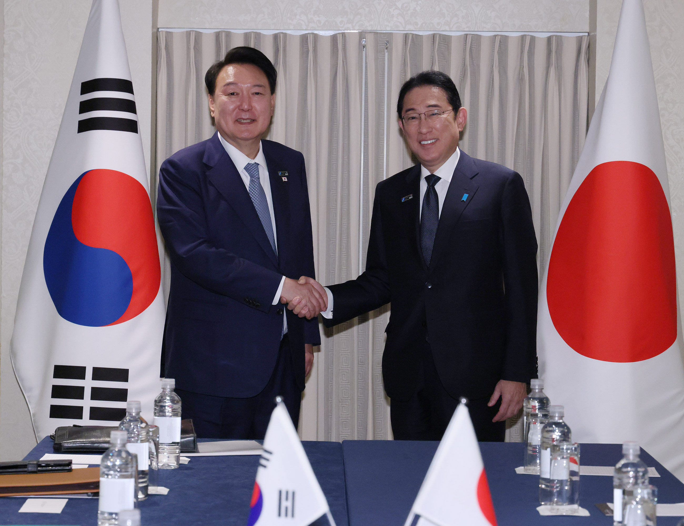 Japan-ROK Summit Meeting (1)