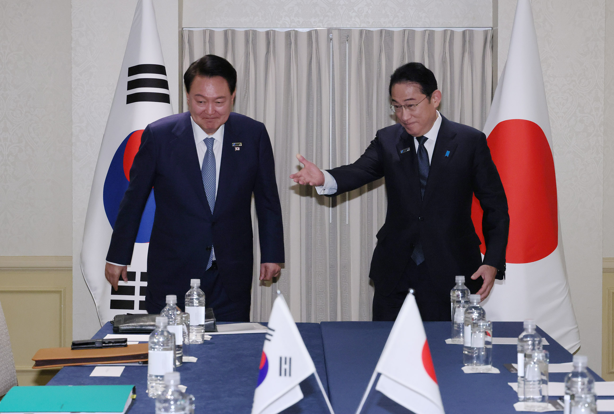 Japan-ROK Summit Meeting (2)