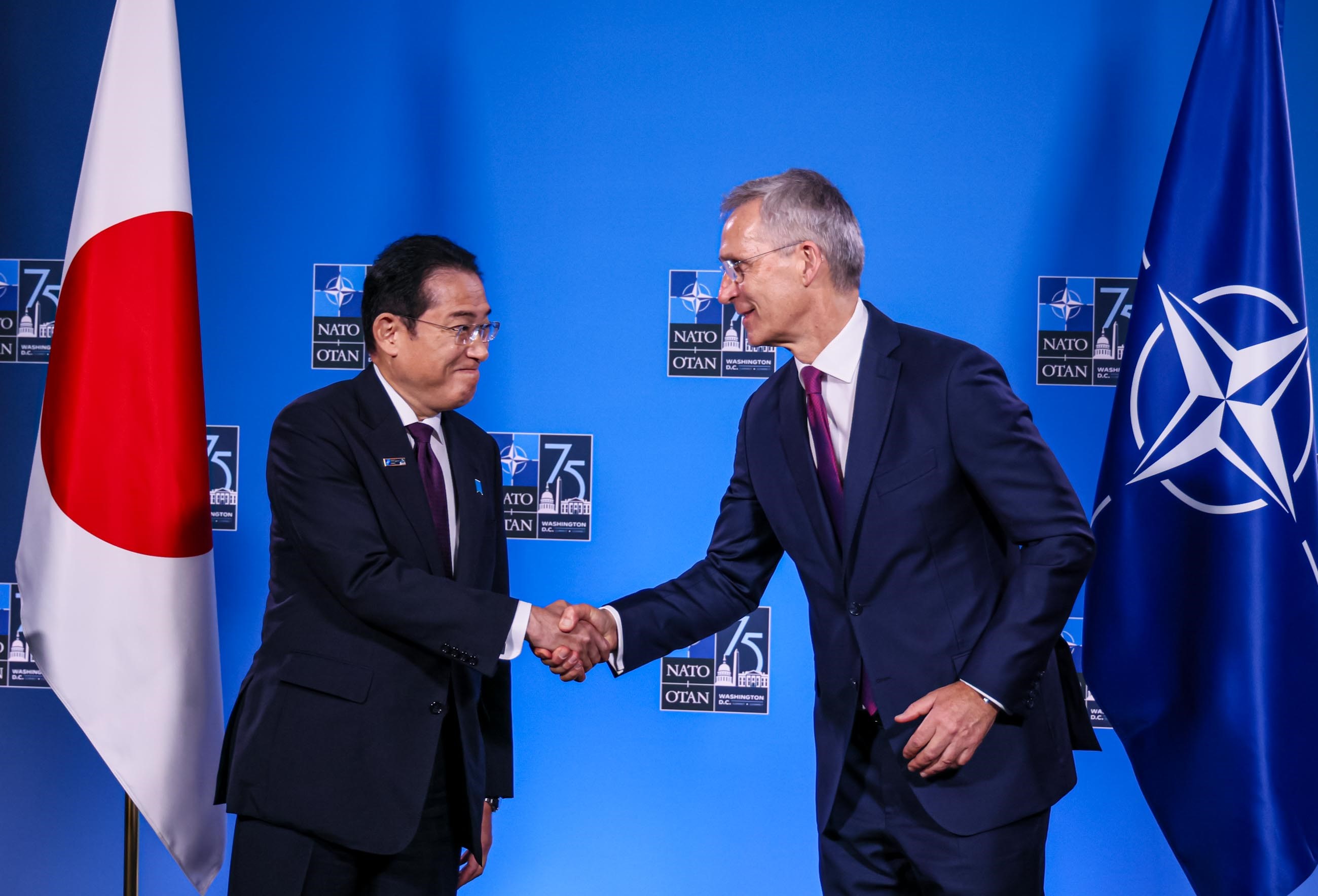 Prime Minister Kishida holding a joint press occasion with Secretary General of NATO Stoltenberg (2)