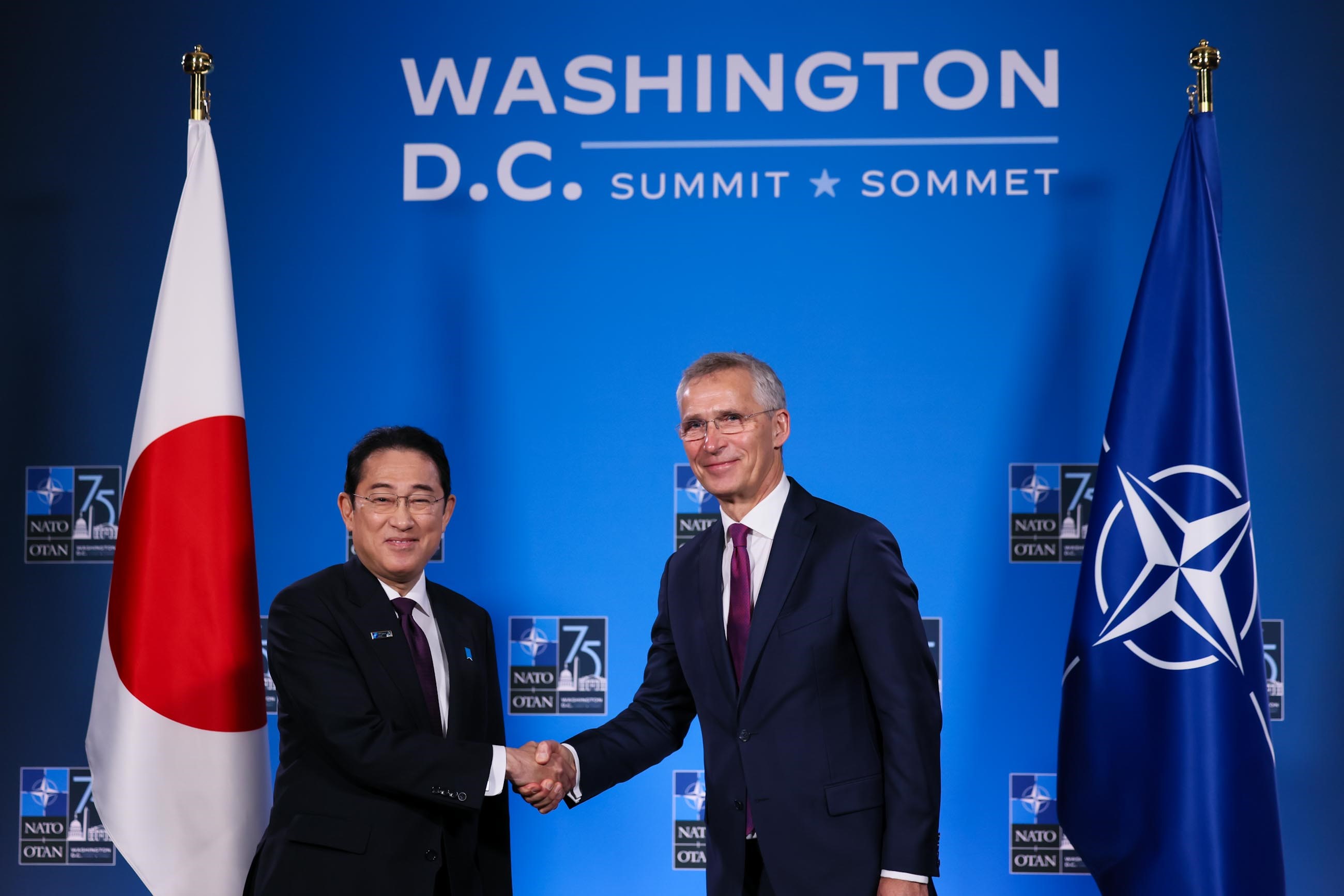 Prime Minister Kishida holding a joint press occasion with Secretary General of NATO Stoltenberg (3)