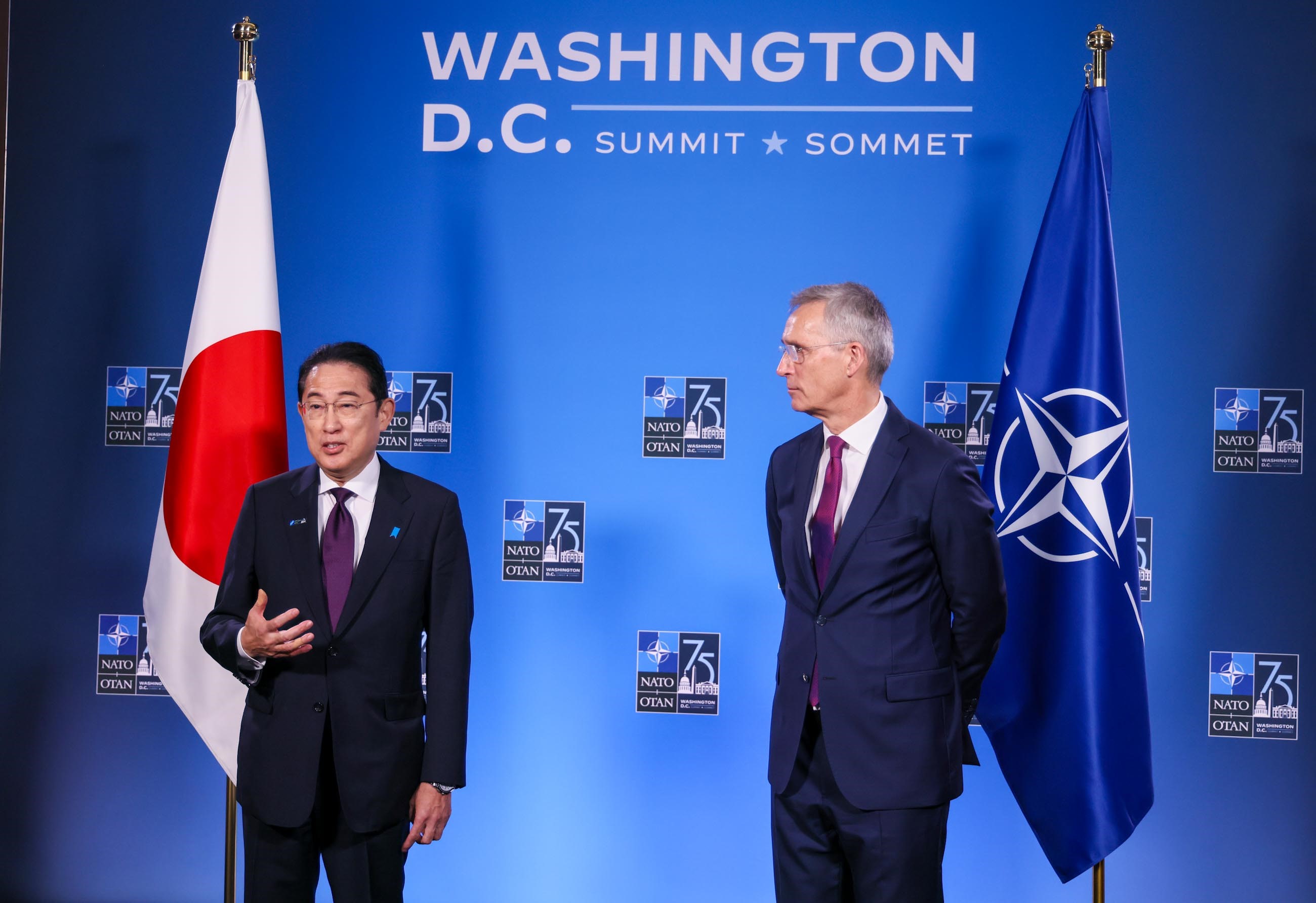Prime Minister Kishida holding a joint press occasion with Secretary General of NATO Stoltenberg (4)