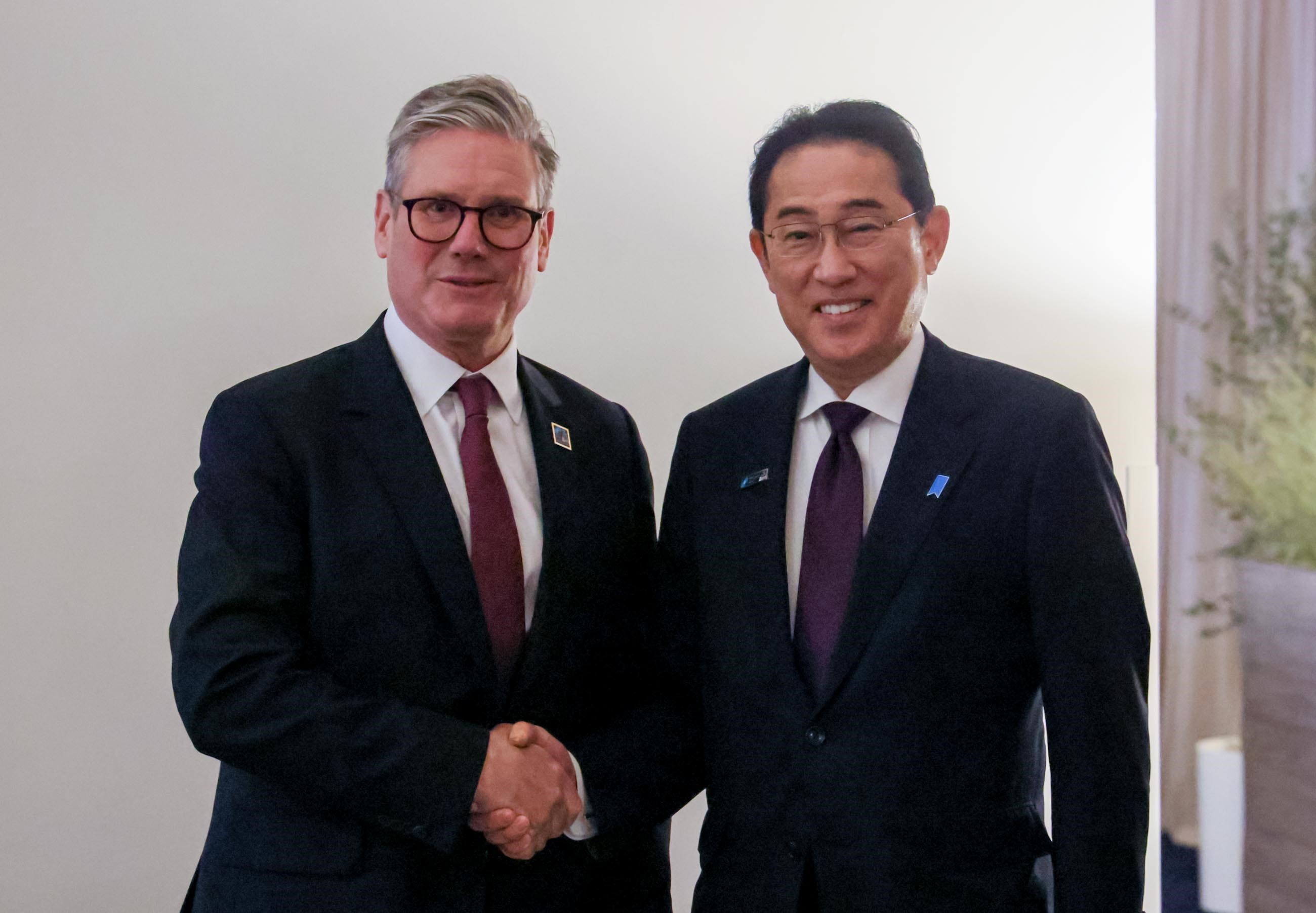 Prime Minister Kishida holding a meeting with UK Prime Minister Starmer (1)
