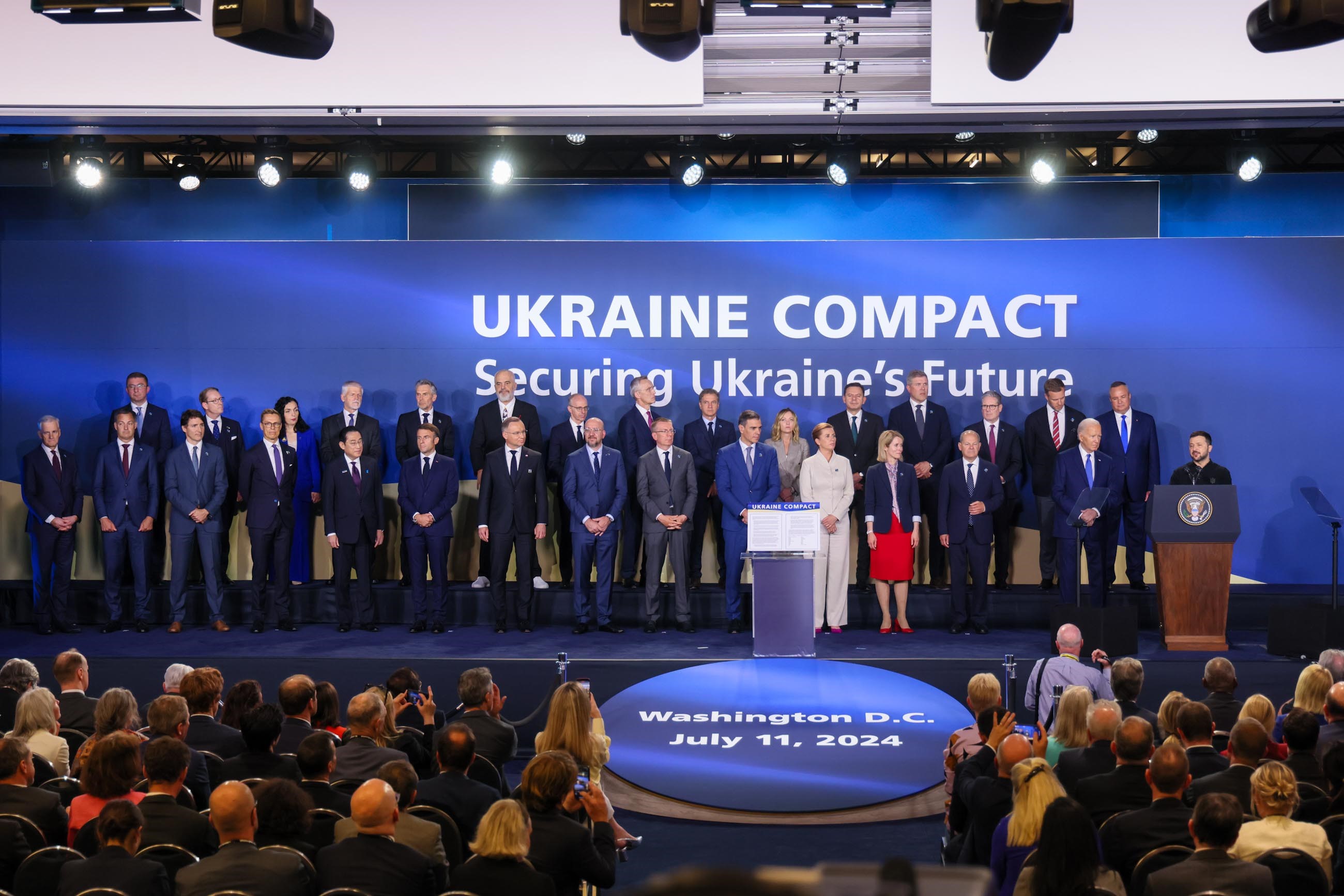 The ceremony of issuing the Ukraine Compact (1)