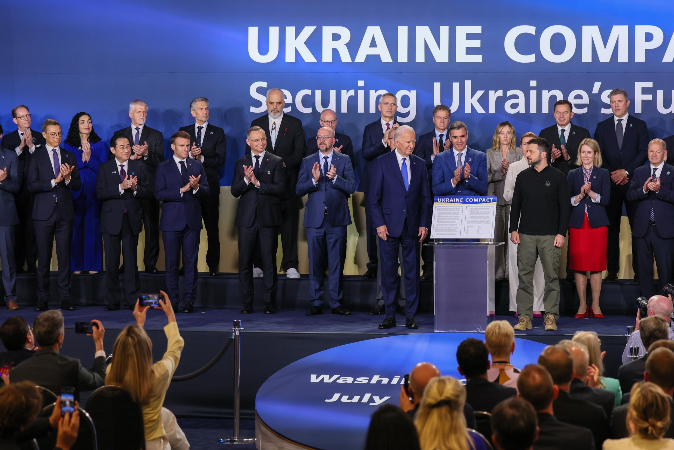 The ceremony of issuing the Ukraine Compact (2)