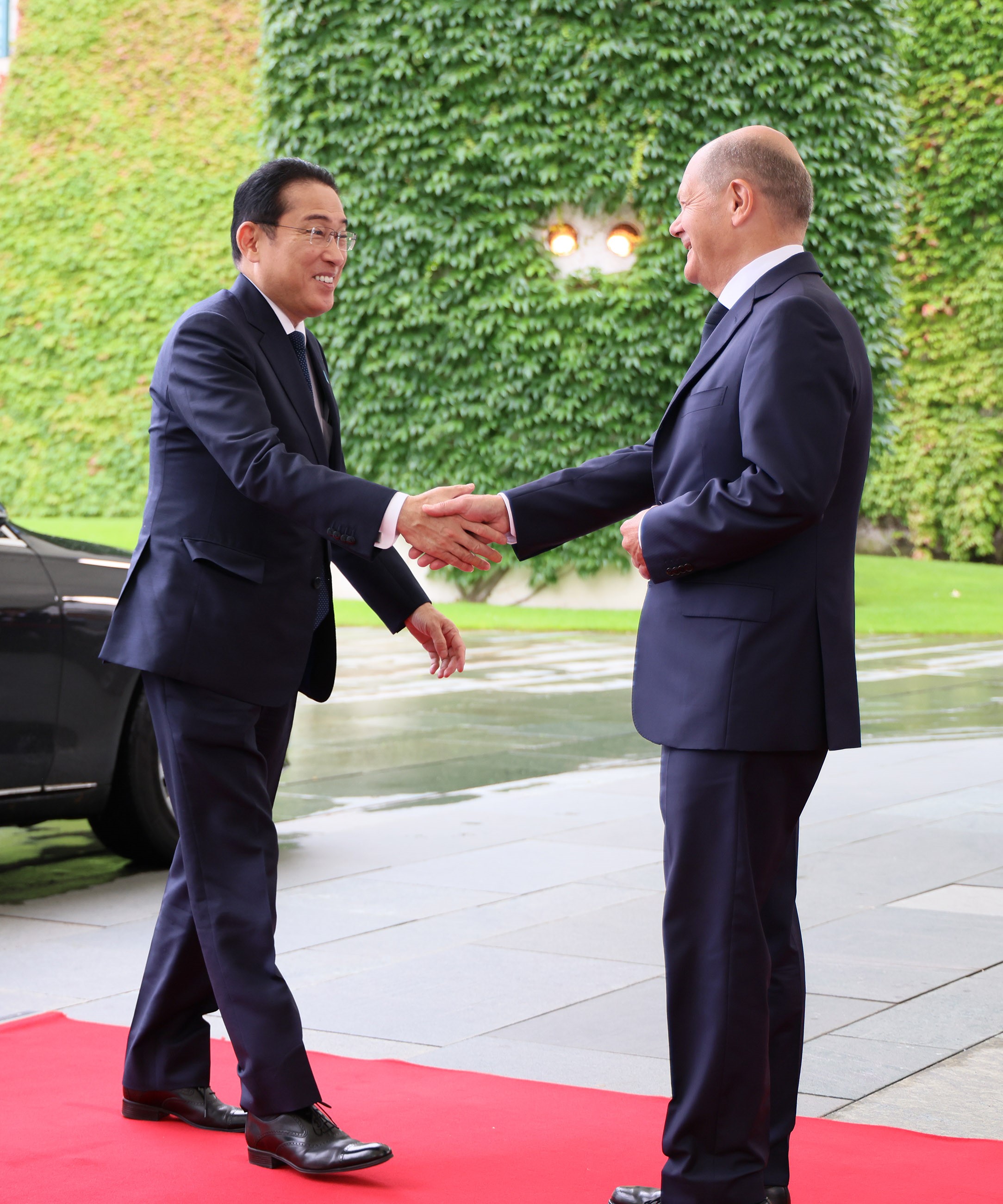 Prime Minister Kishida being greeted by Chancellor Scholz (1)