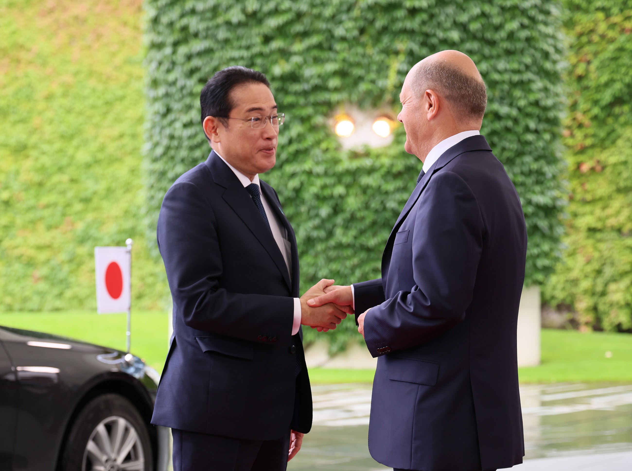 Prime Minister Kishida being greeted by Chancellor Scholz (2)