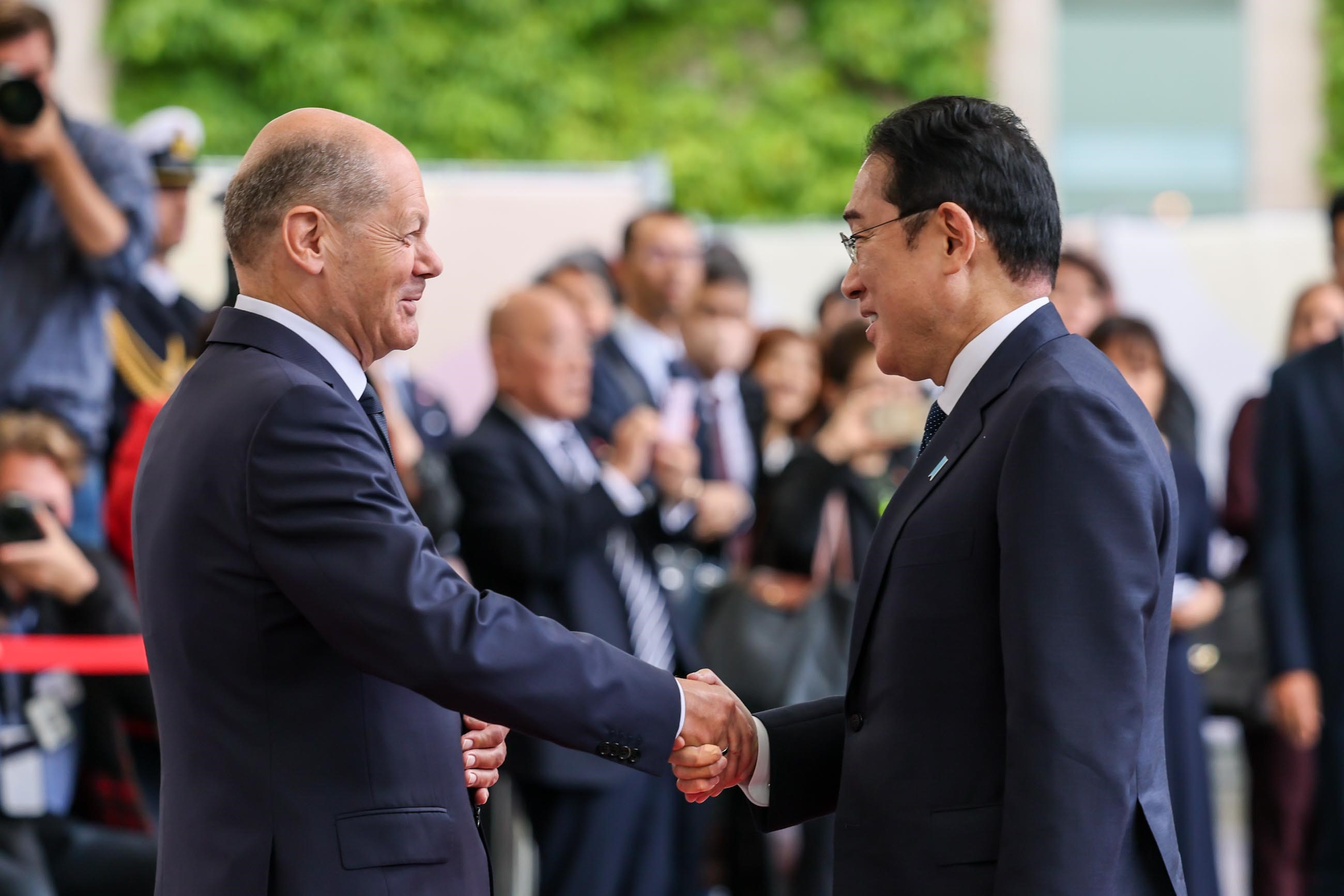 Prime Minister Kishida being greeted by Chancellor Scholz (3)