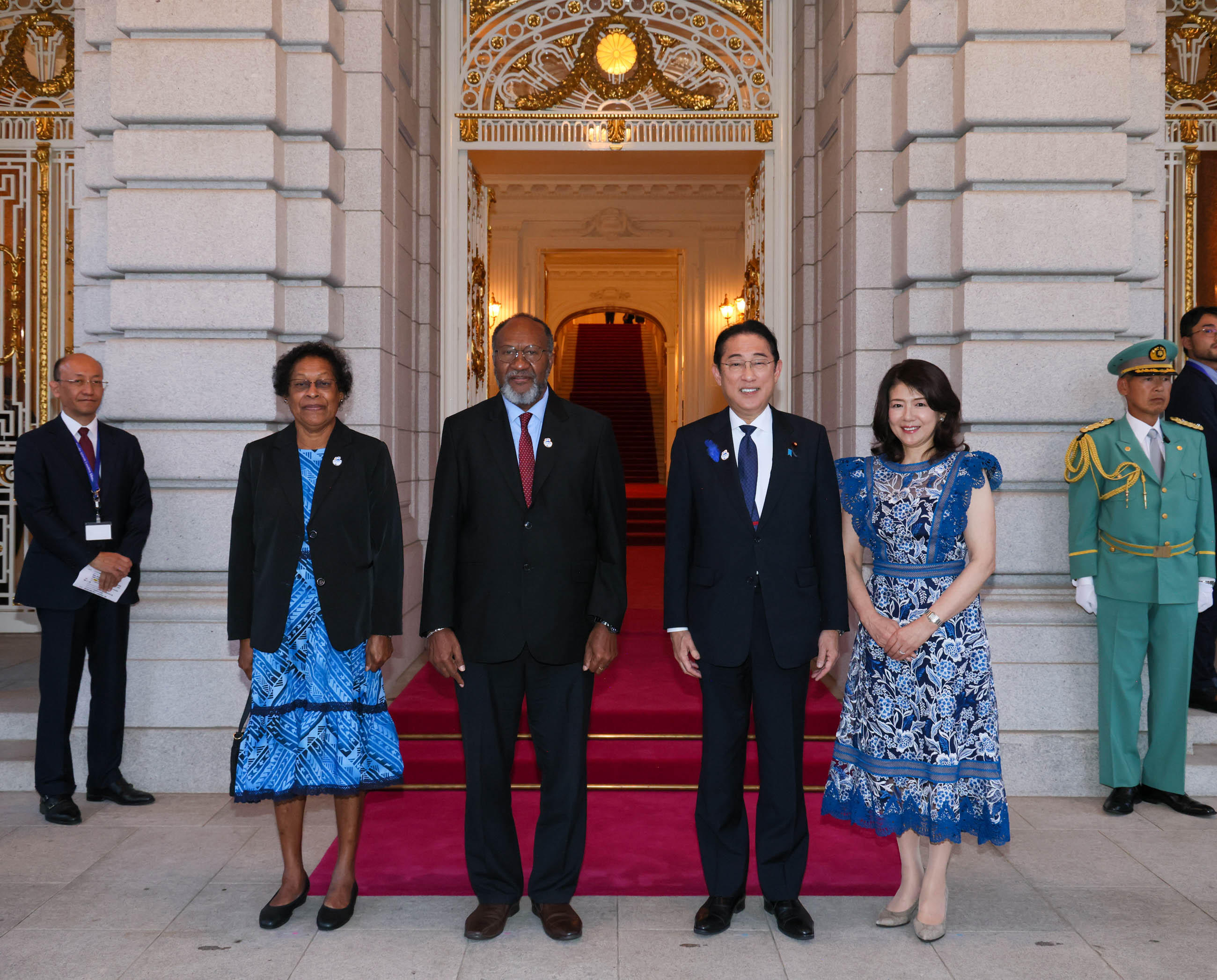 Prime Minister Kishida welcoming Hon. Mr. Charlot SALWAI Tabimasmas, Prime Minister of the Republic of Vanuatu and Mrs. SALWAI 