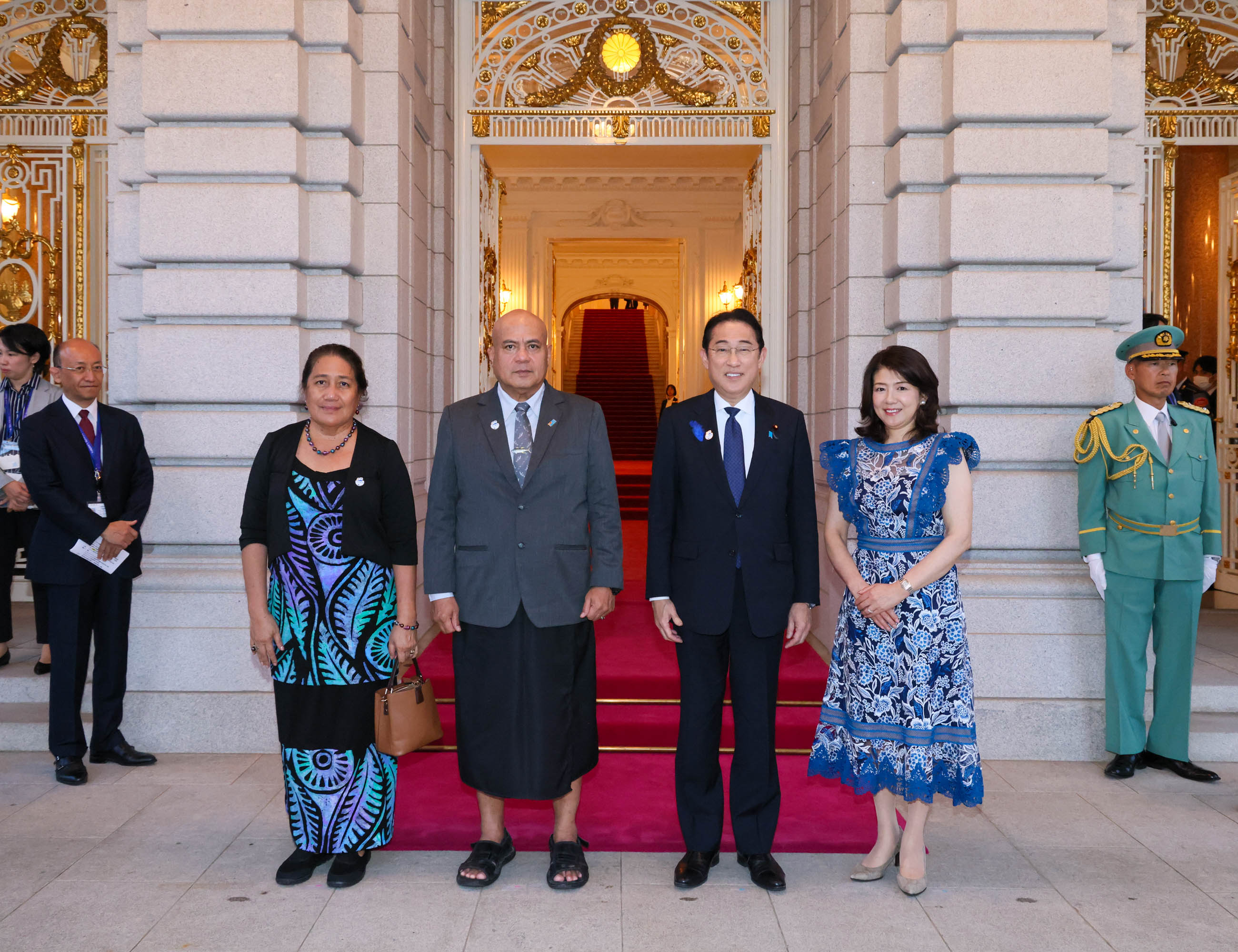 Prime Minister Kishida welcoming Hon. Feleti Penitala TEO, Prime Minister of Tuvalu and Mrs. TEO  