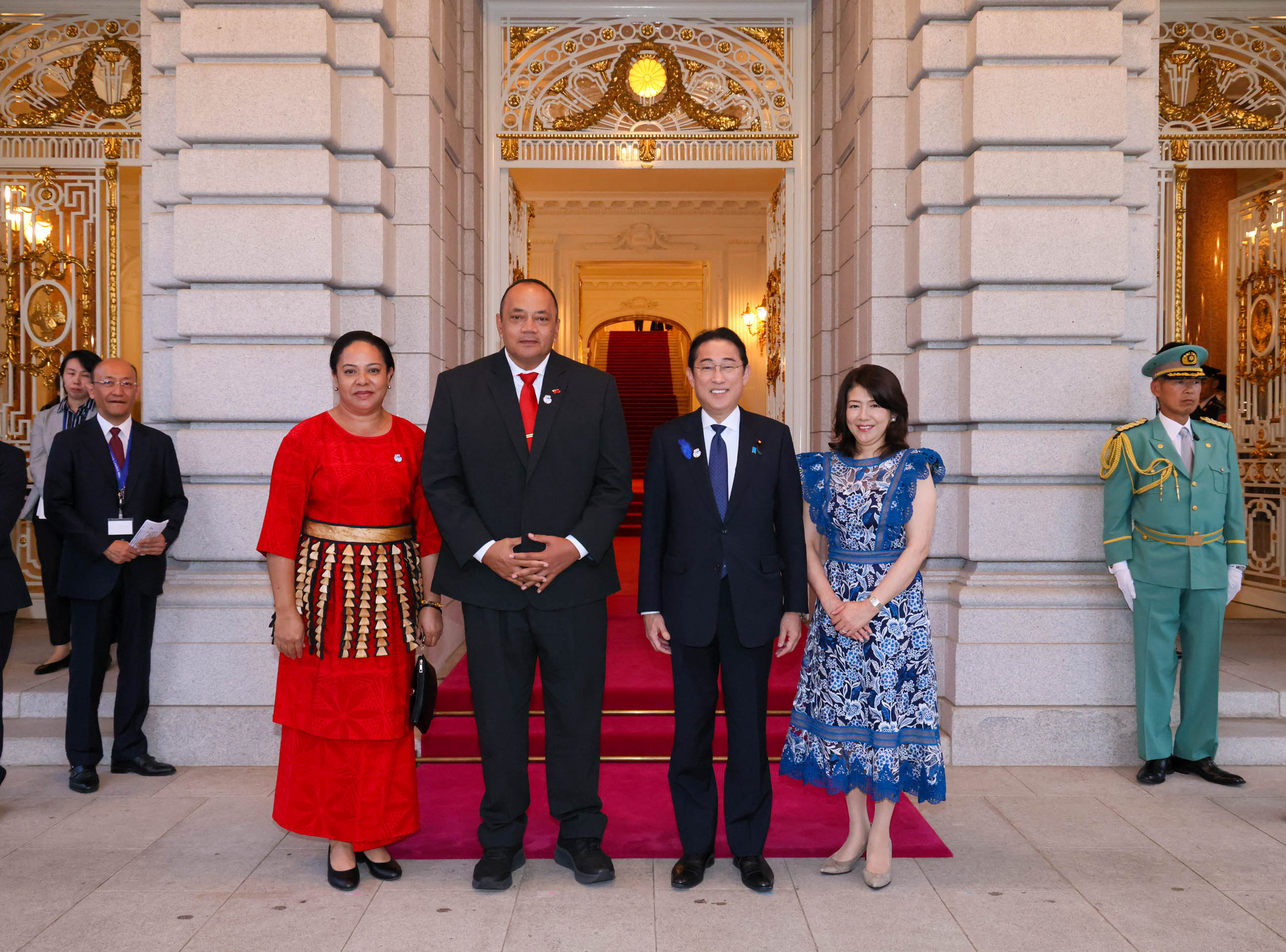 Prime Minister Kishida welcoming Hon. HU‘AKAVAMEILIKU, Prime Minister of the Kingdom of Tonga and Mrs. HU‘AKAVAMEILIKU 