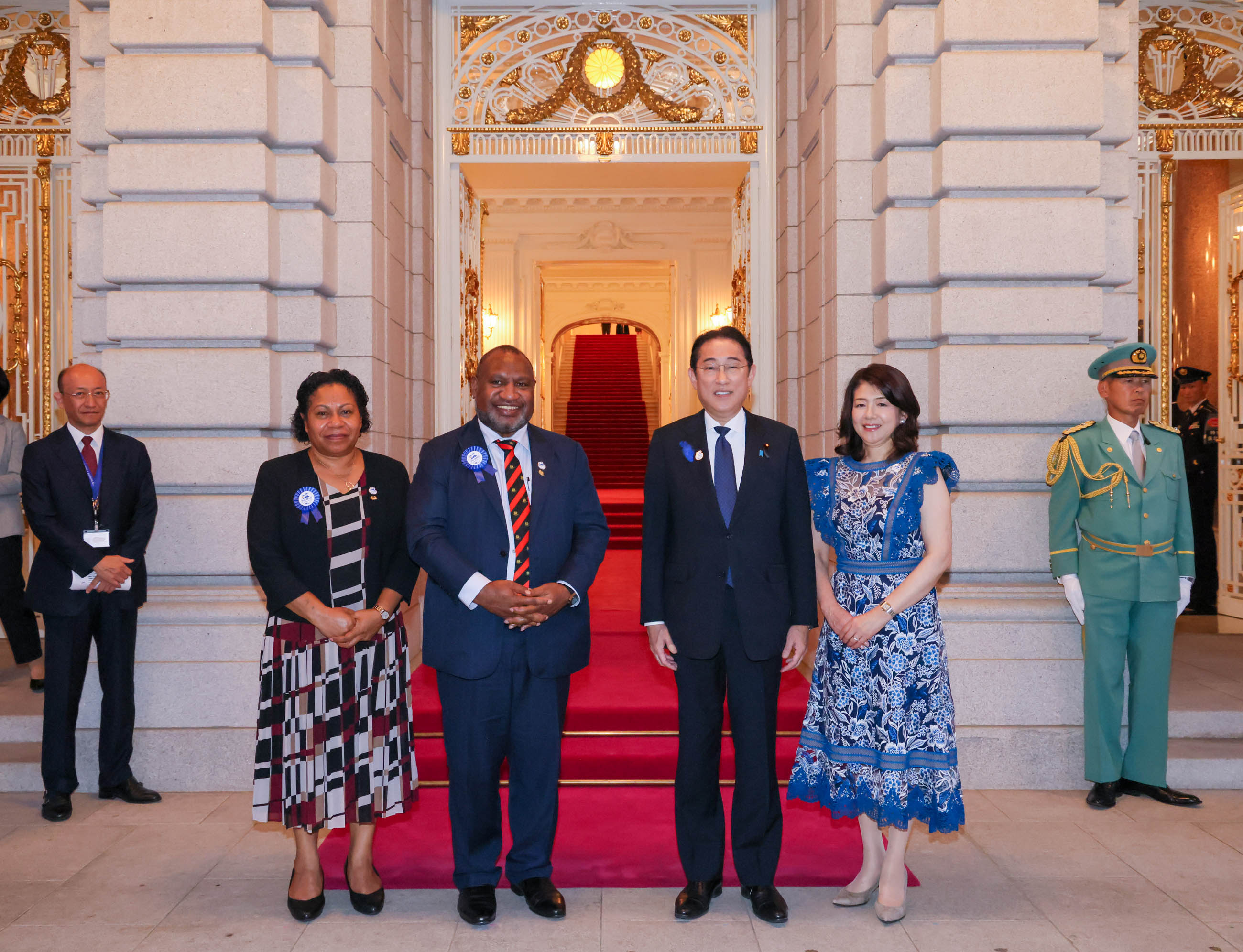Prime Minister Kishida welcoming Hon. Mr. James MARAPE, Prime Minister of the Independent State of Papua New Guinea and Mrs. MARAPE 